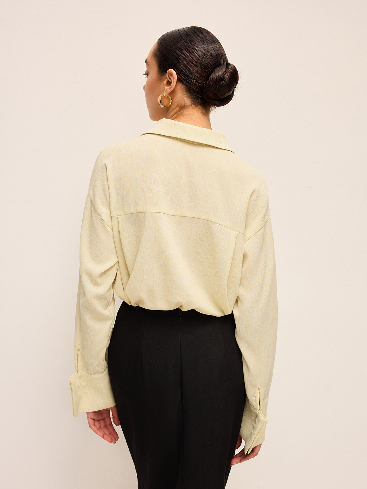 Chemise boutonnée à manches longues semi-transparente 