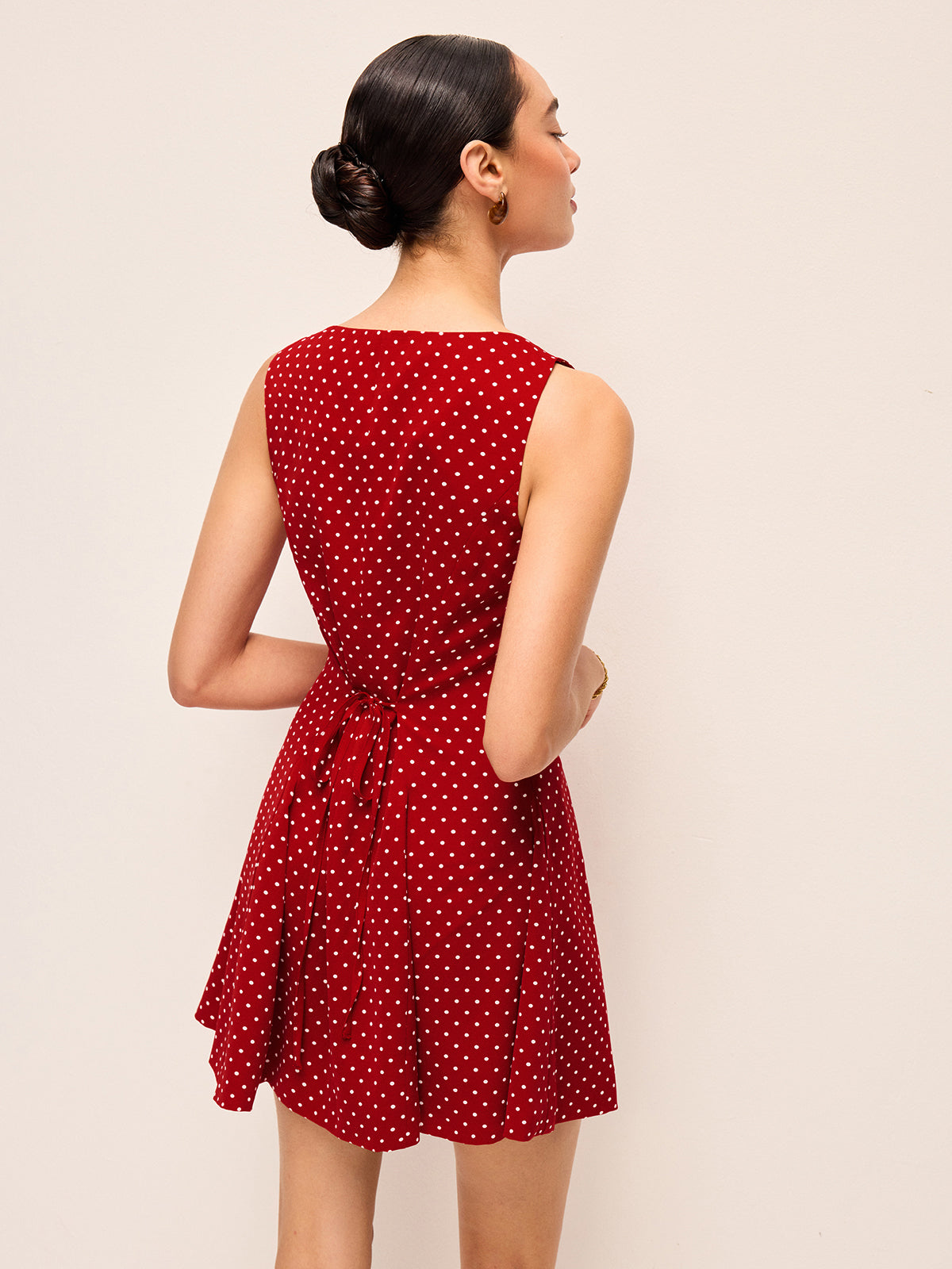 Robe sans manches à pois avec lien au dos