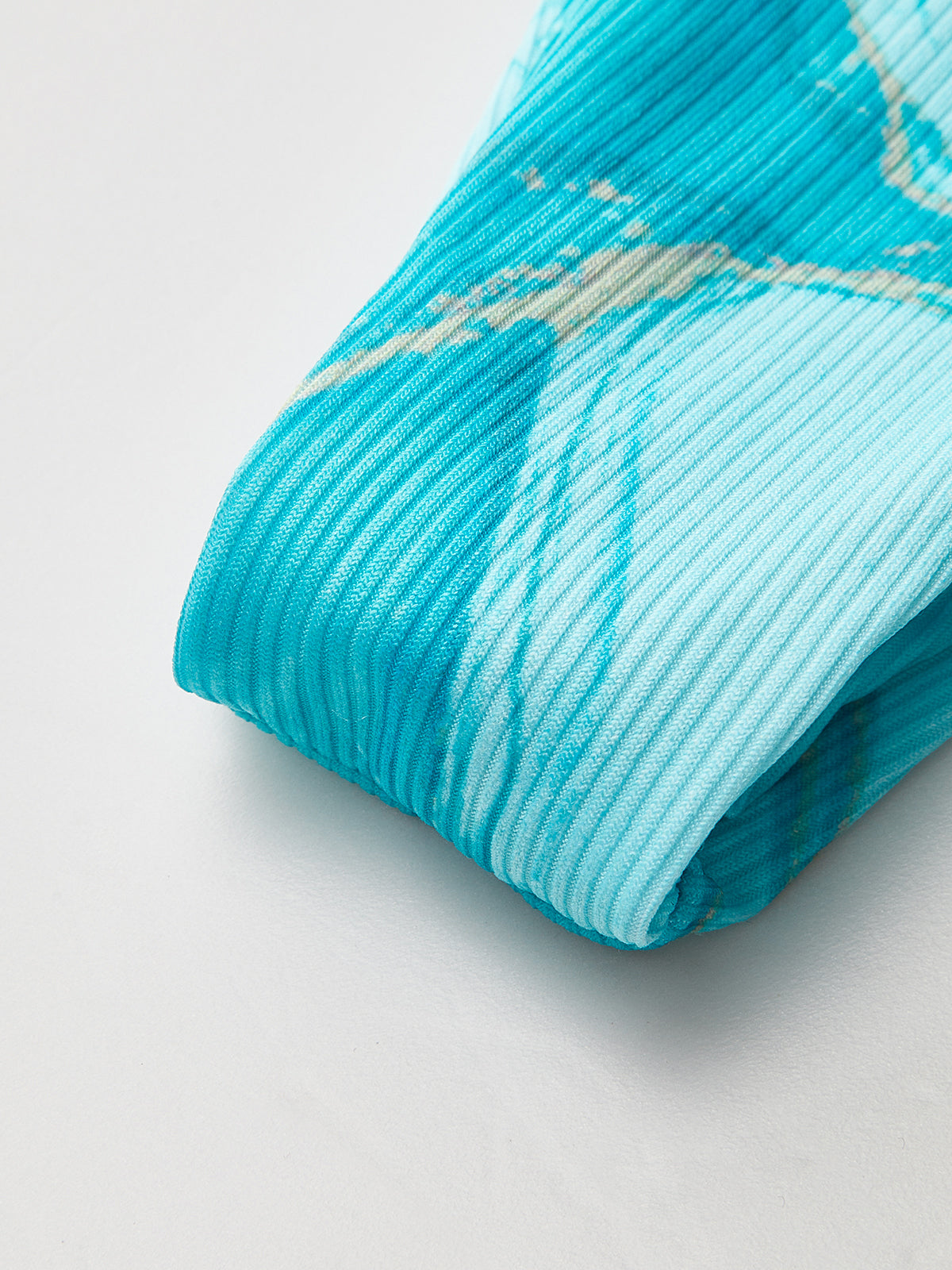 Bikini-Set mit Marmormuster und passendem Überwurfrock 