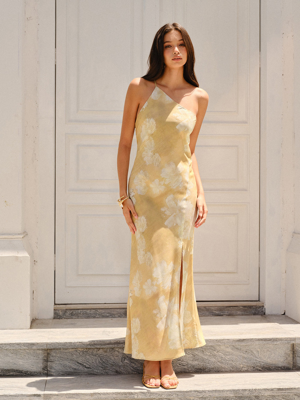 Geblümtes Kleid mit hohem Schlitz
