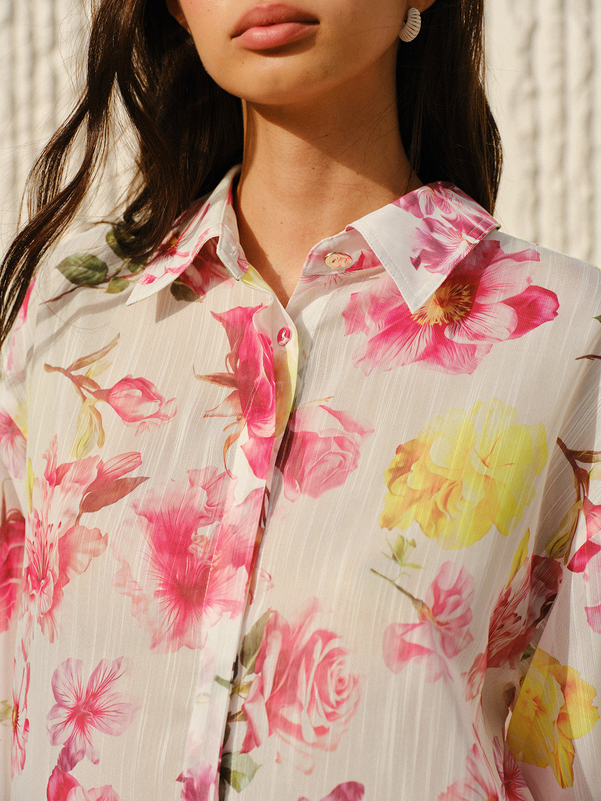 Chemise boutonnée à manches longues semi-transparente à imprimé floral 