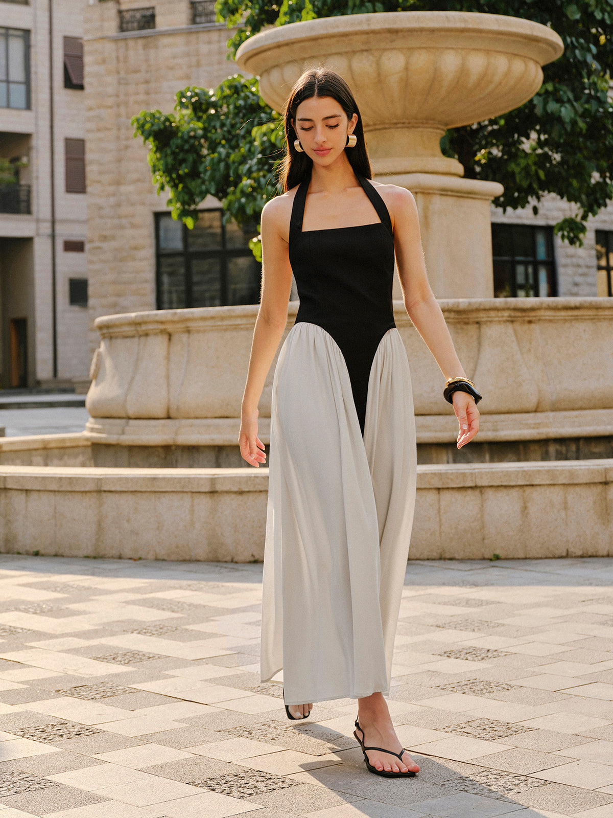 Robe en mélange de lin à encolure dos nu color block