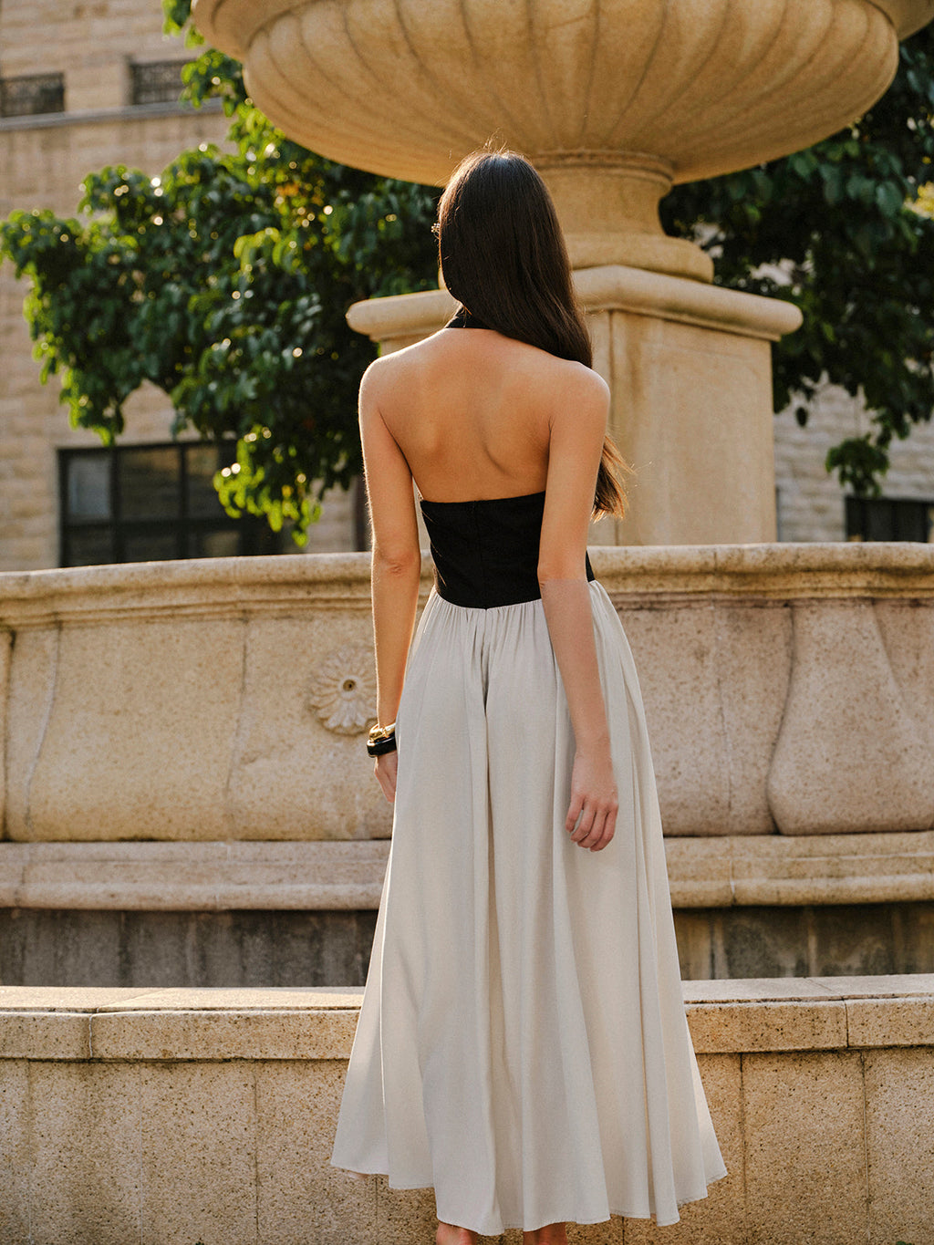 Robe en mélange de lin à encolure dos nu color block