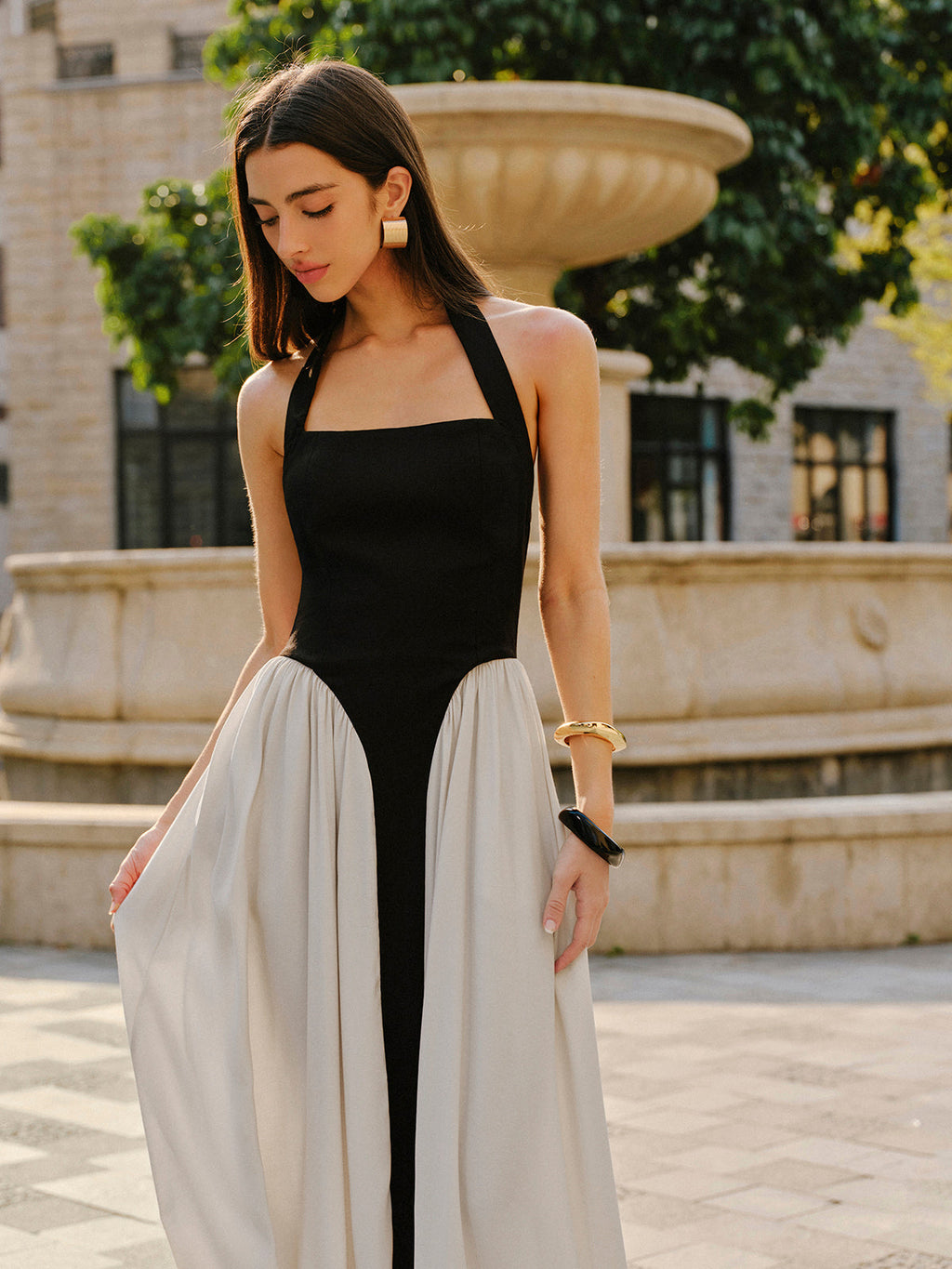 Robe en mélange de lin à encolure dos nu color block