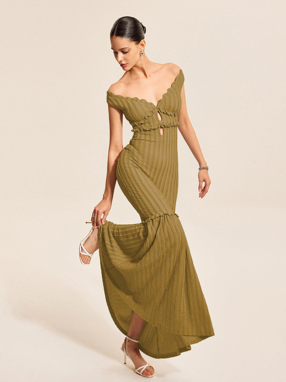 Kleid mit schulterfreiem Rüschenausschnitt