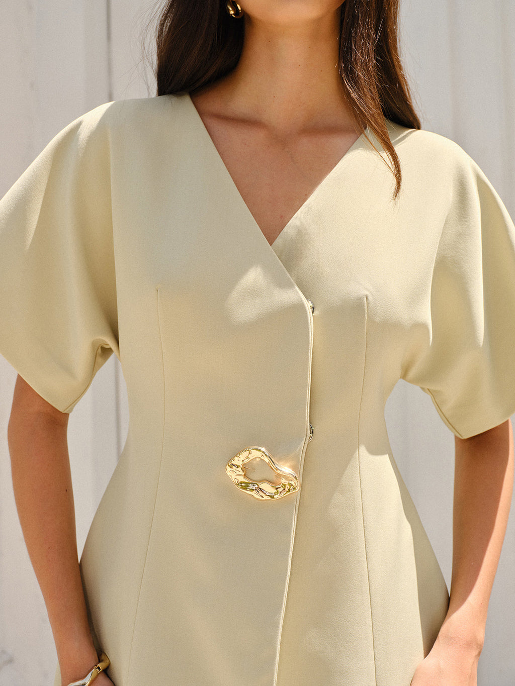 Kurzes V-Ausschnitt-Minikleid
