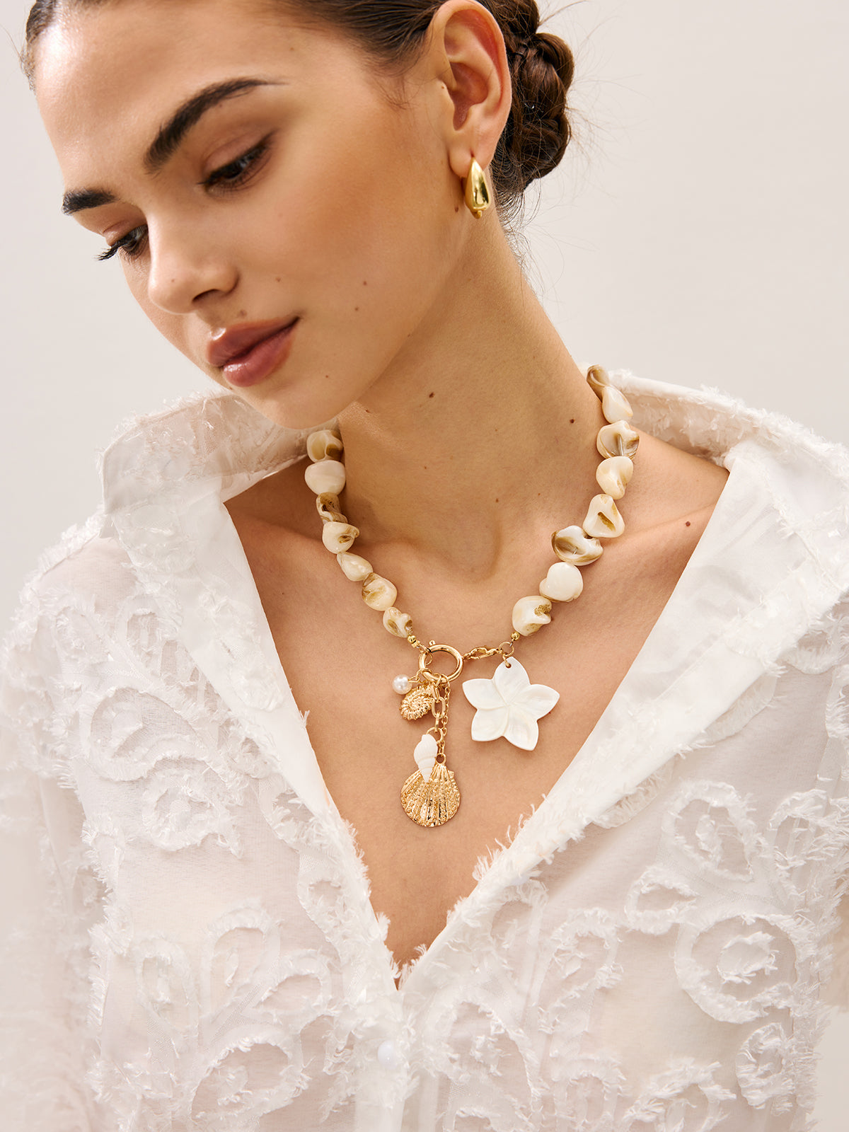 Collier à breloques en perles coquillages