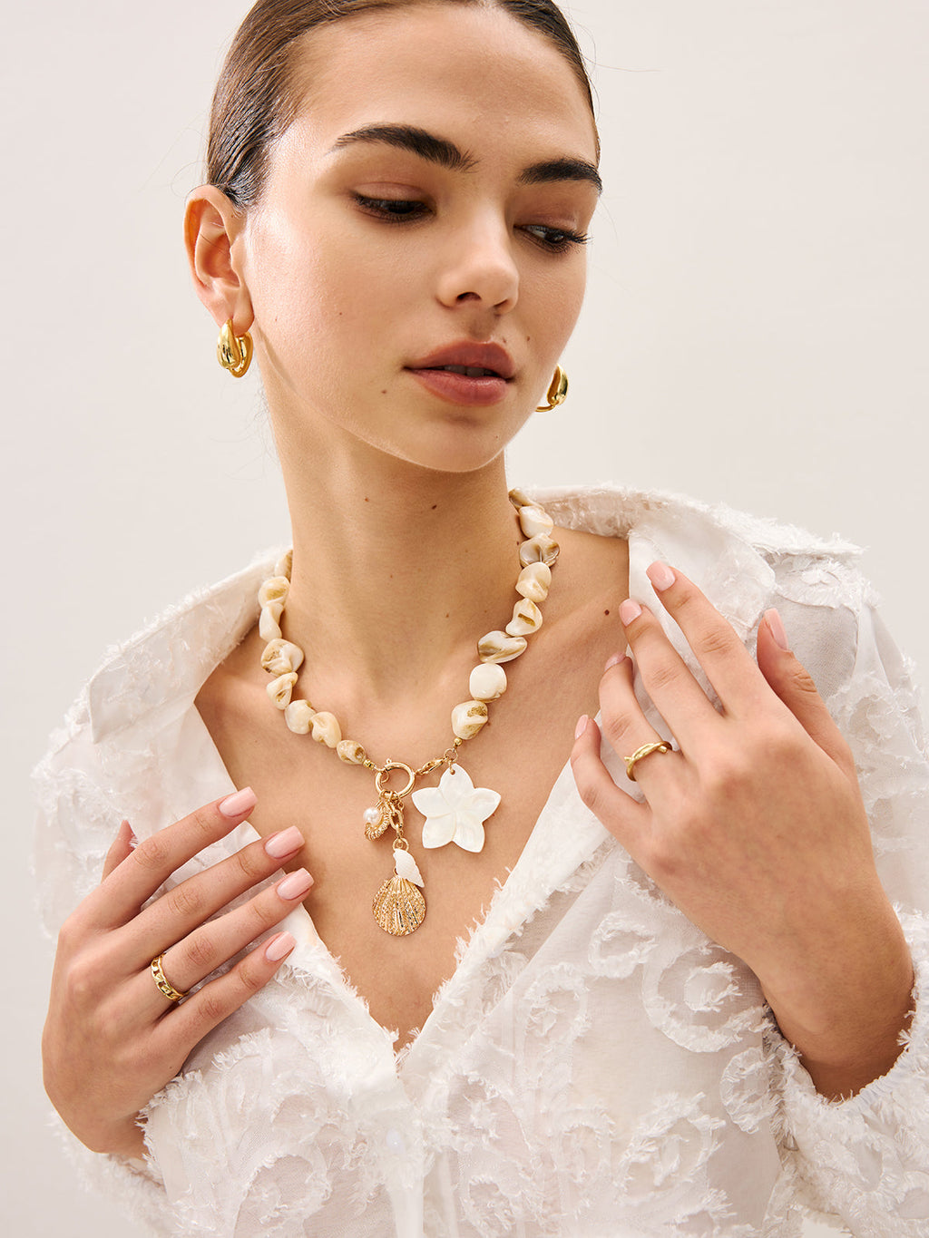Collier à breloques en perles coquillages