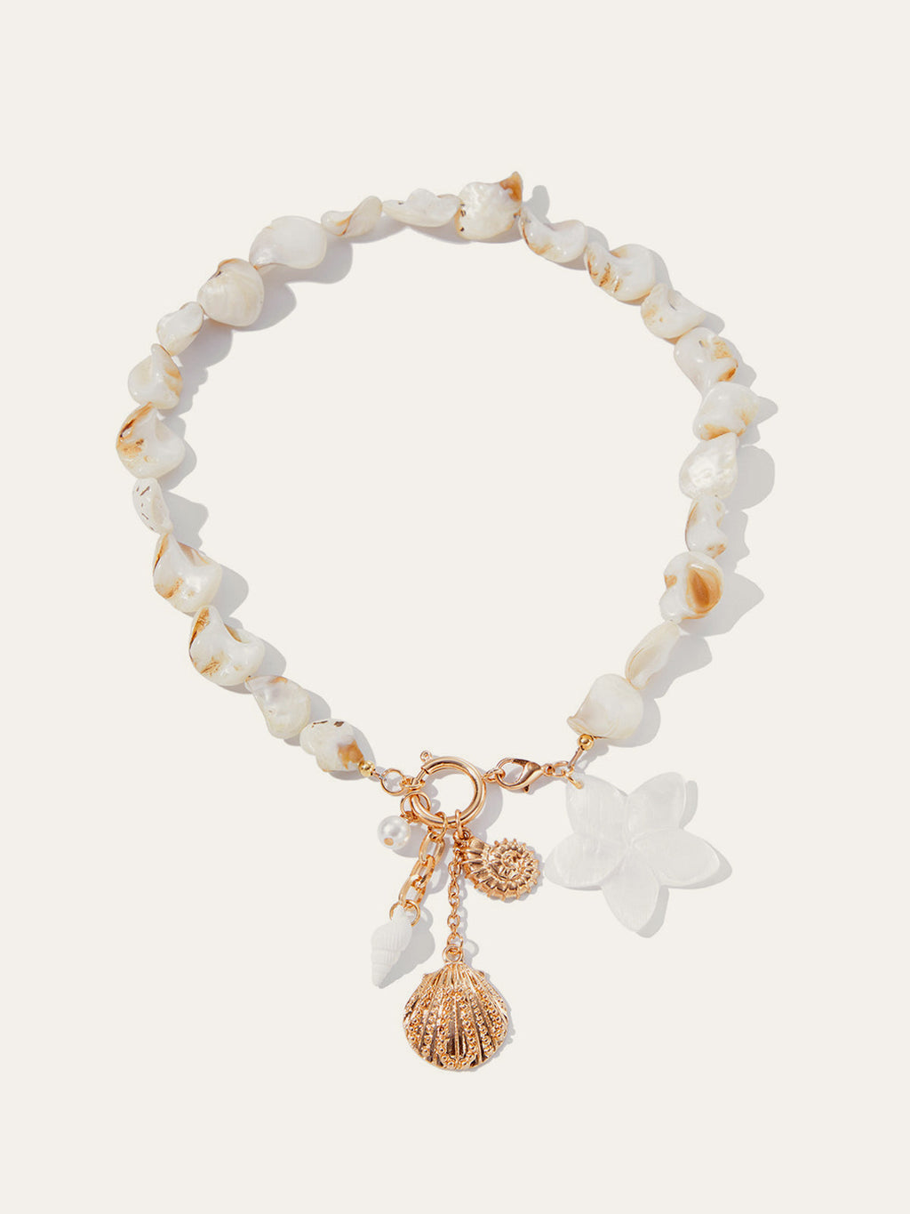 Collier à breloques en perles coquillages