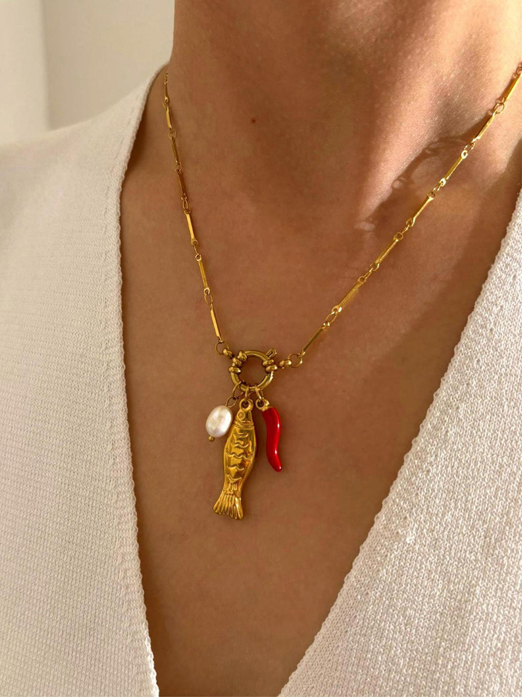 Collier à maillons avec pendentif poisson et piment
