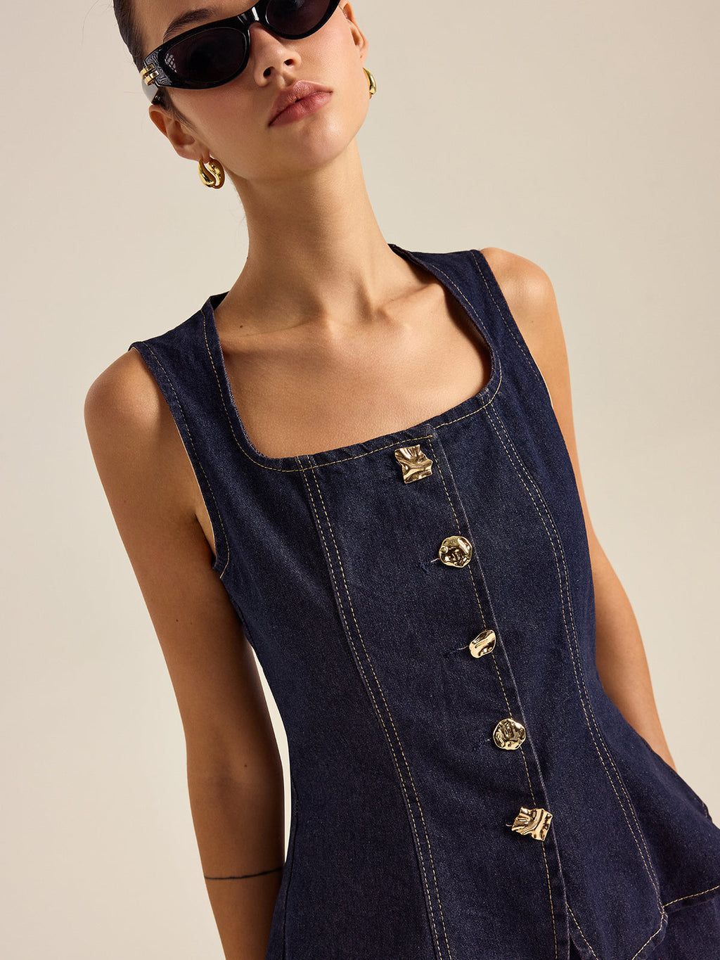 Denim-Metallknopf-Schößchenoberteil und Hosen-Set