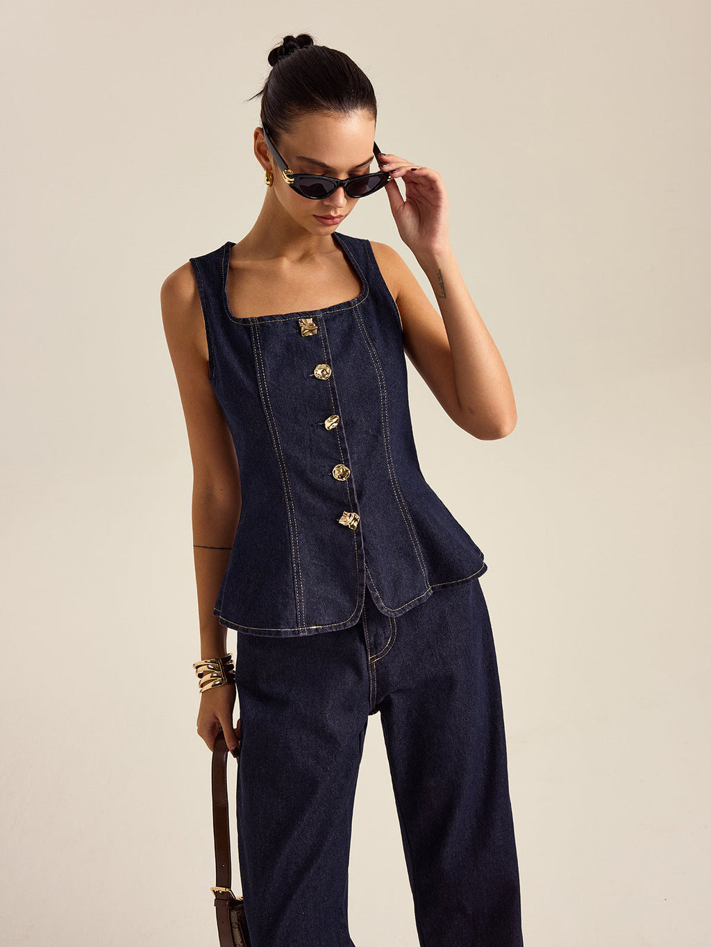 Denim-Metallknopf-Schößchenoberteil und Hosen-Set