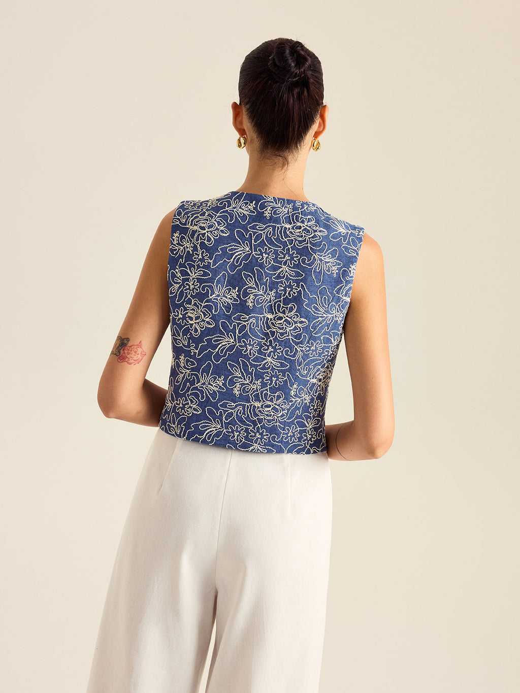 Bestickte Weste mit Blumenmuster