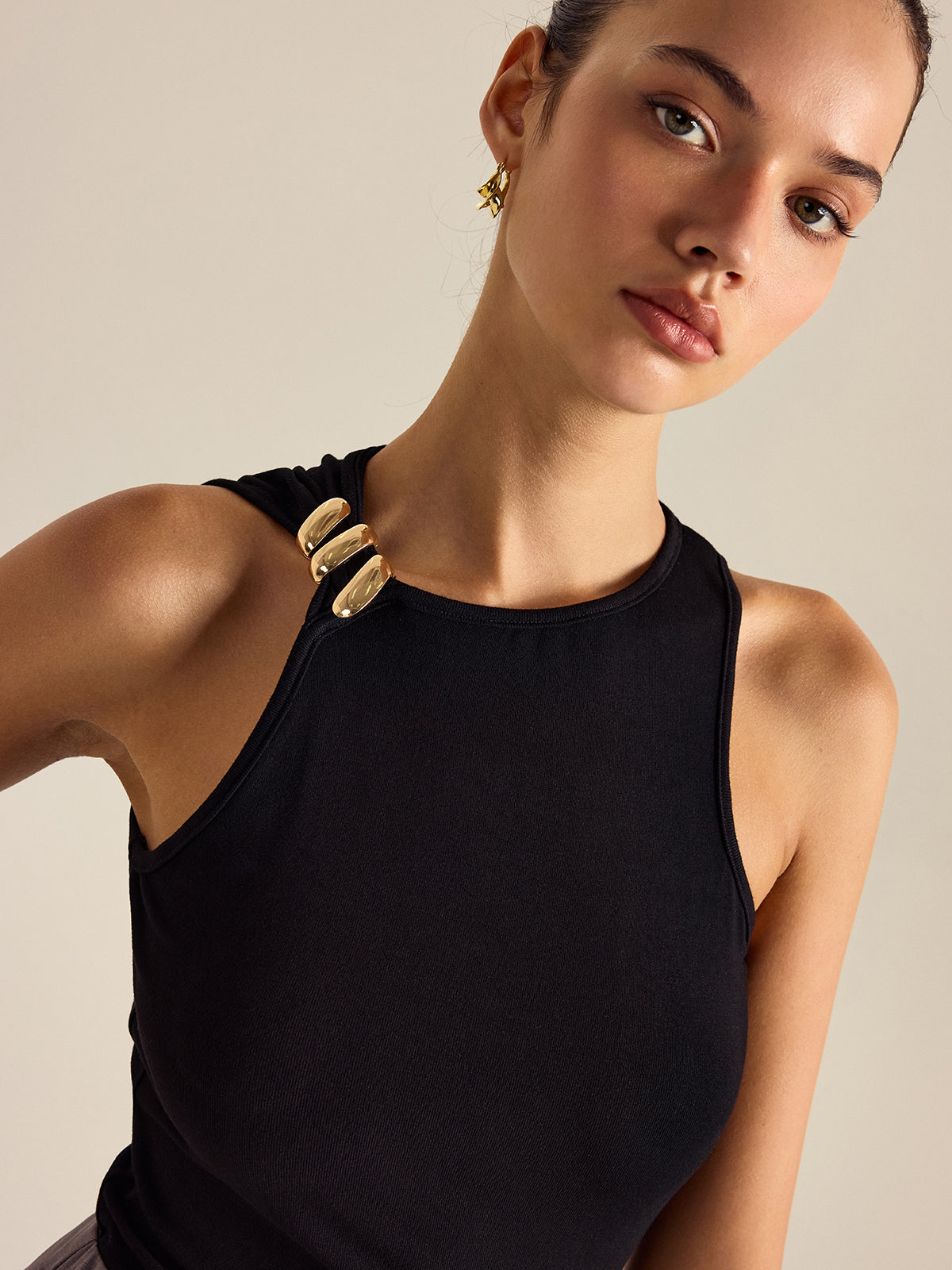 Ärmelloses Top mit Metalldekor 