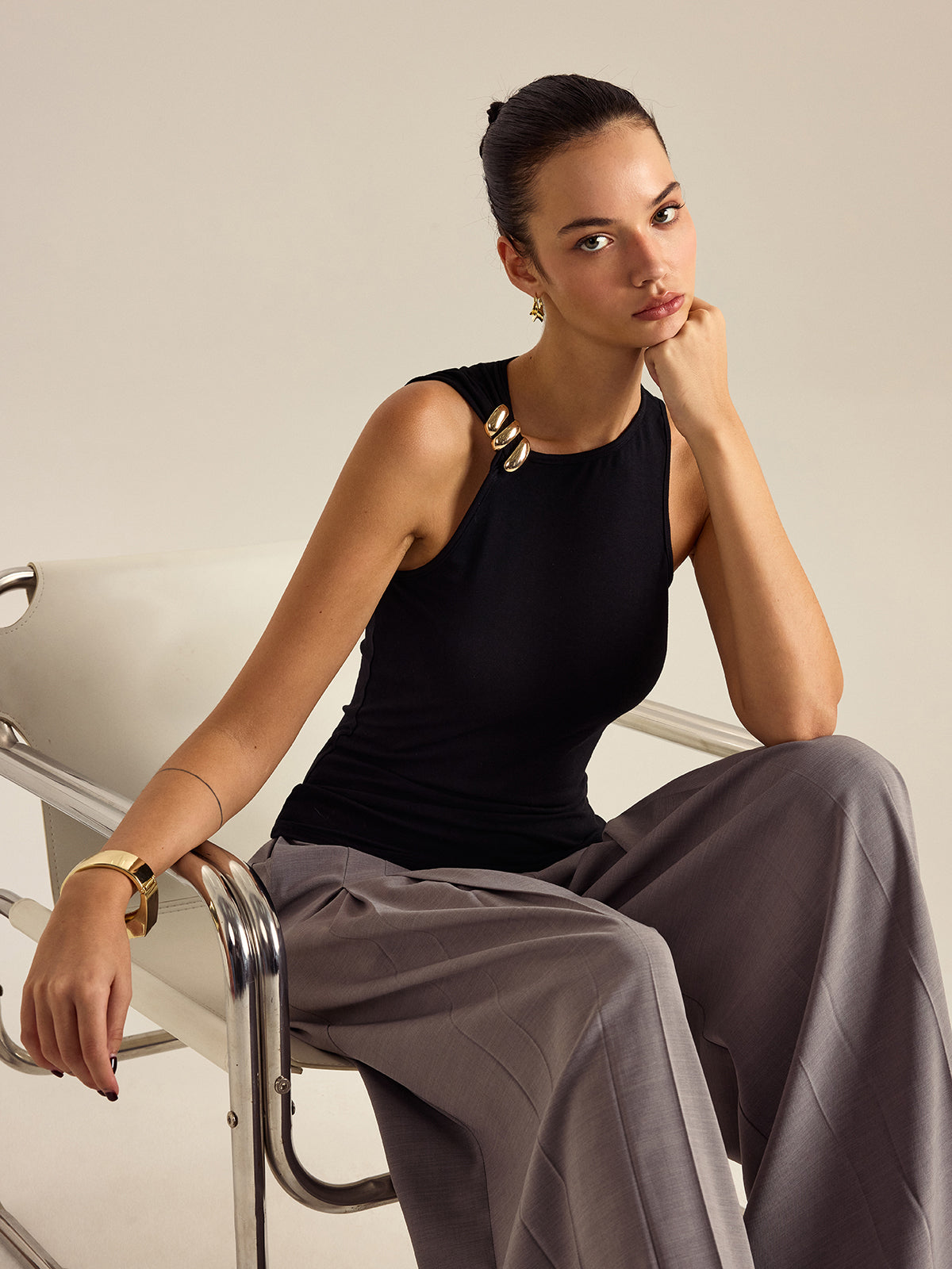 Ärmelloses Top mit Metalldekor 