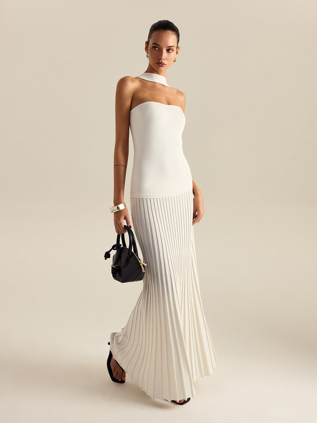 Neckholder-Plisseekleid in Maxilänge