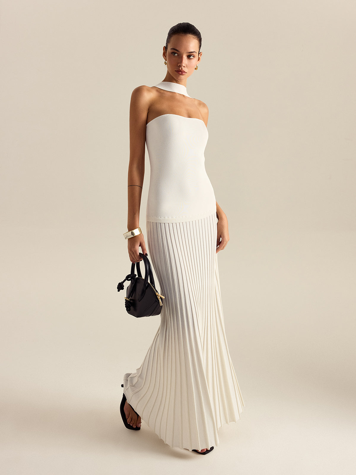 Neckholder-Plisseekleid in Maxilänge