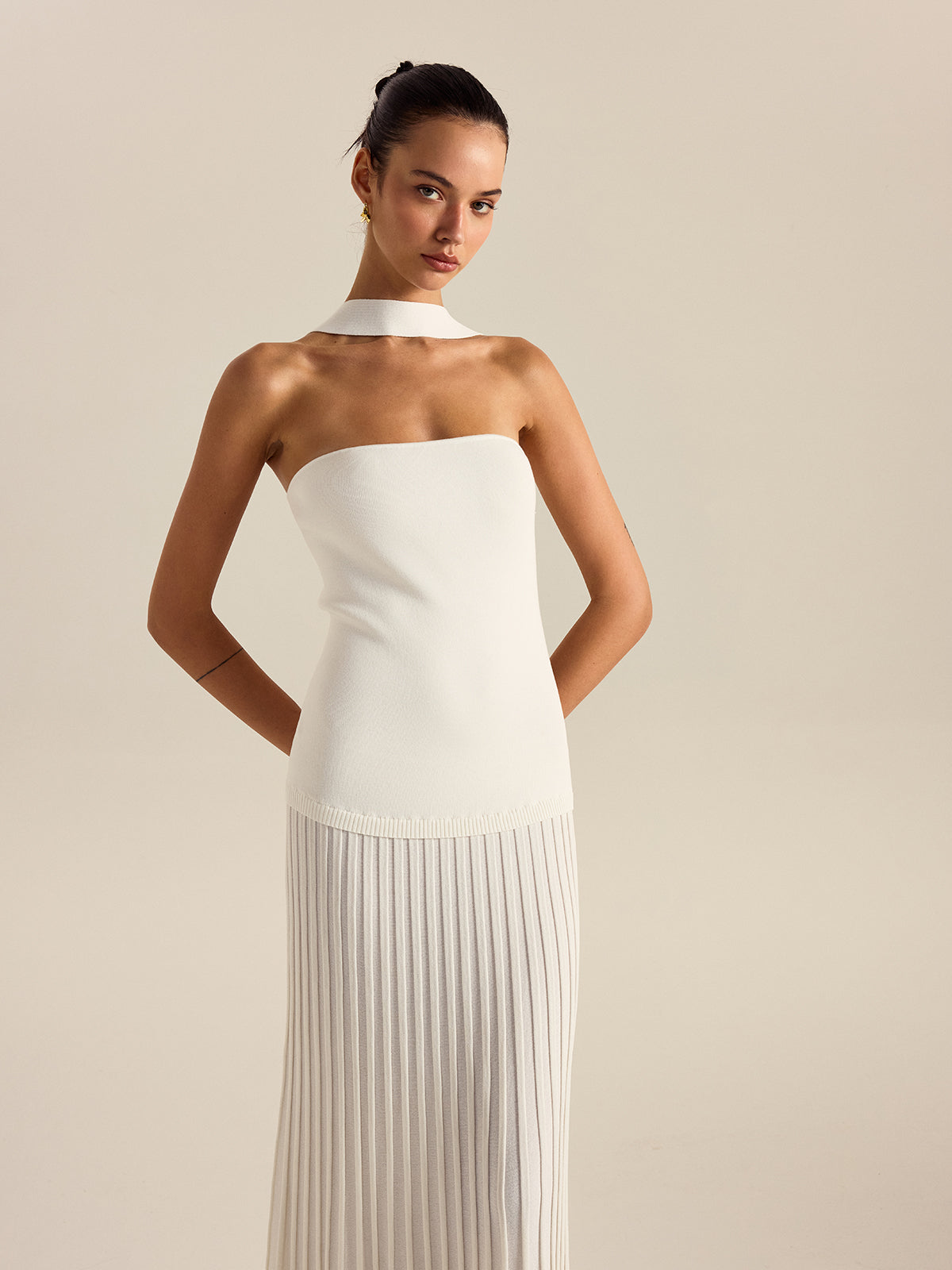 Neckholder-Plisseekleid in Maxilänge
