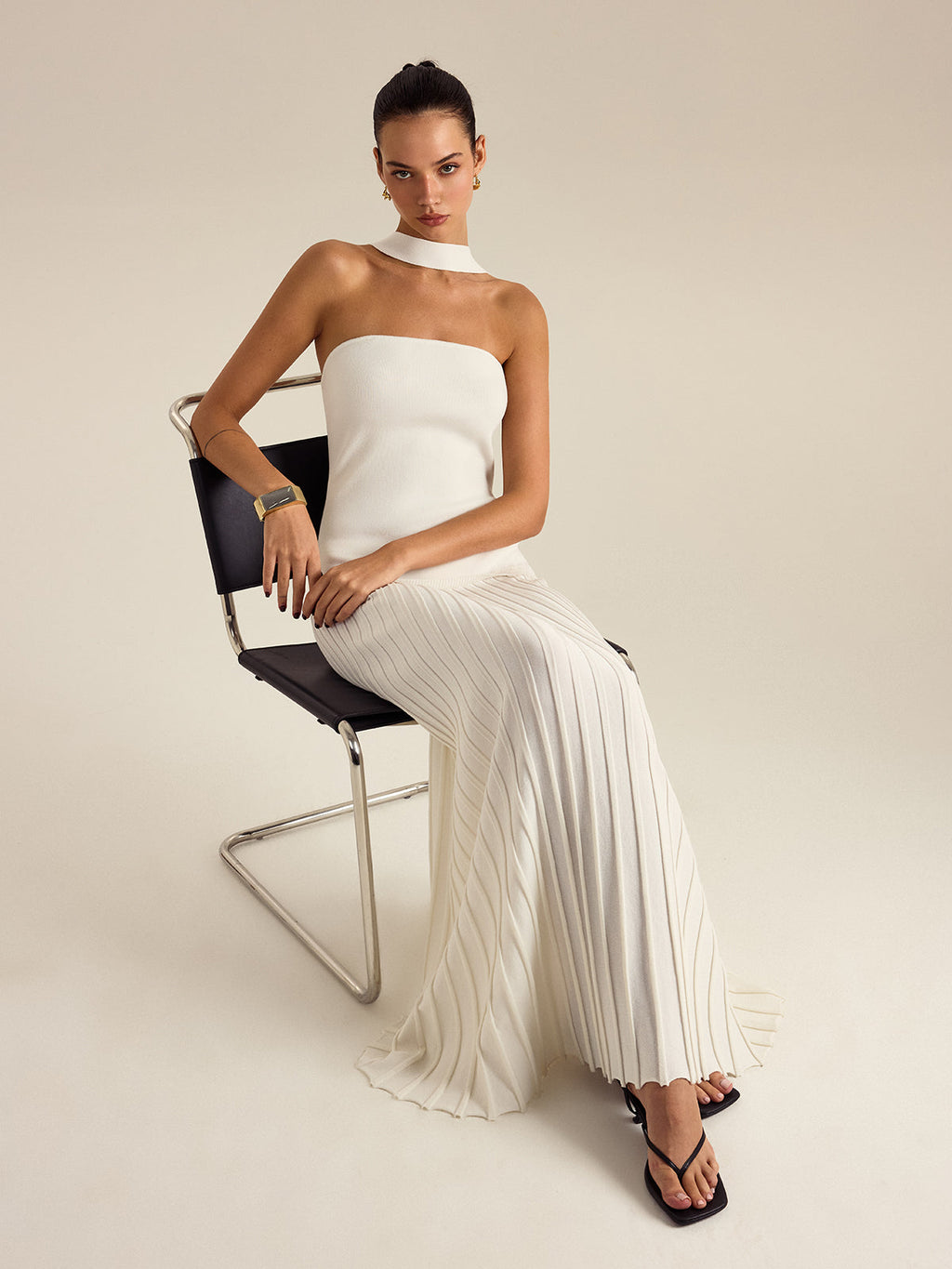 Neckholder-Plisseekleid in Maxilänge