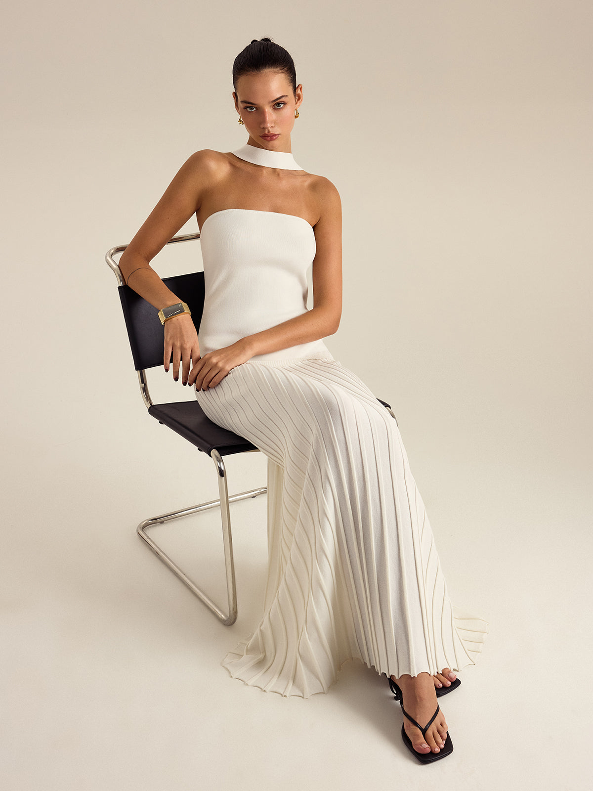 Neckholder-Plisseekleid in Maxilänge