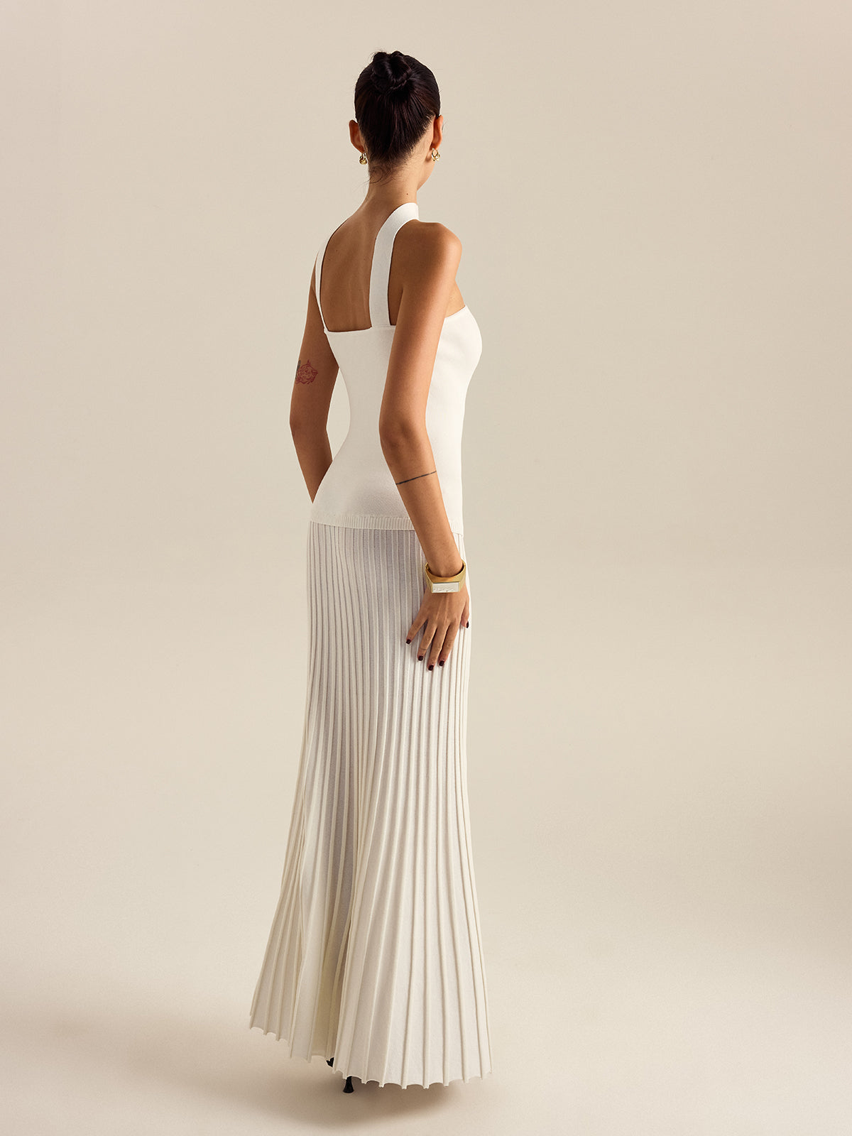 Neckholder-Plisseekleid in Maxilänge