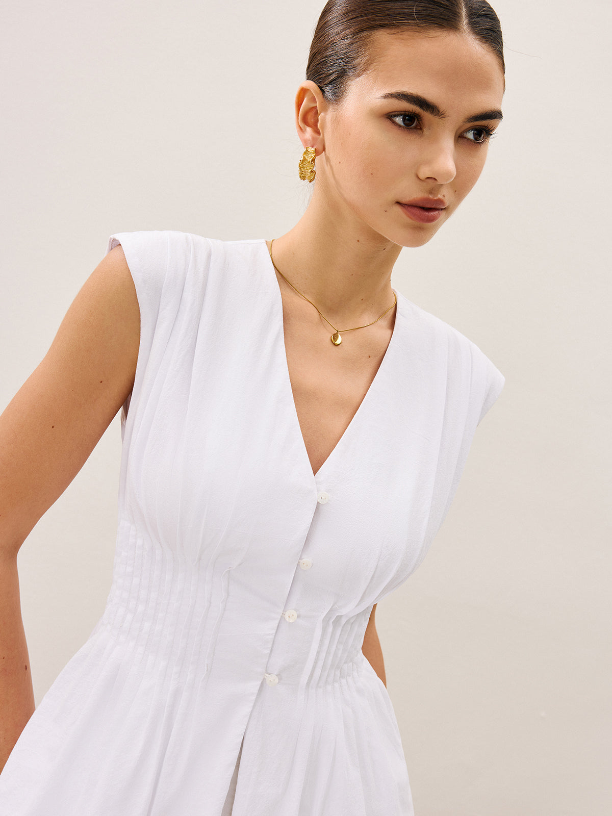 Chemisier plissé à basque et col en V