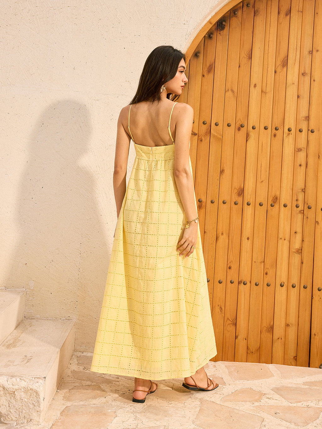 Maxikleid mit Ösen und Rückenausschnitt