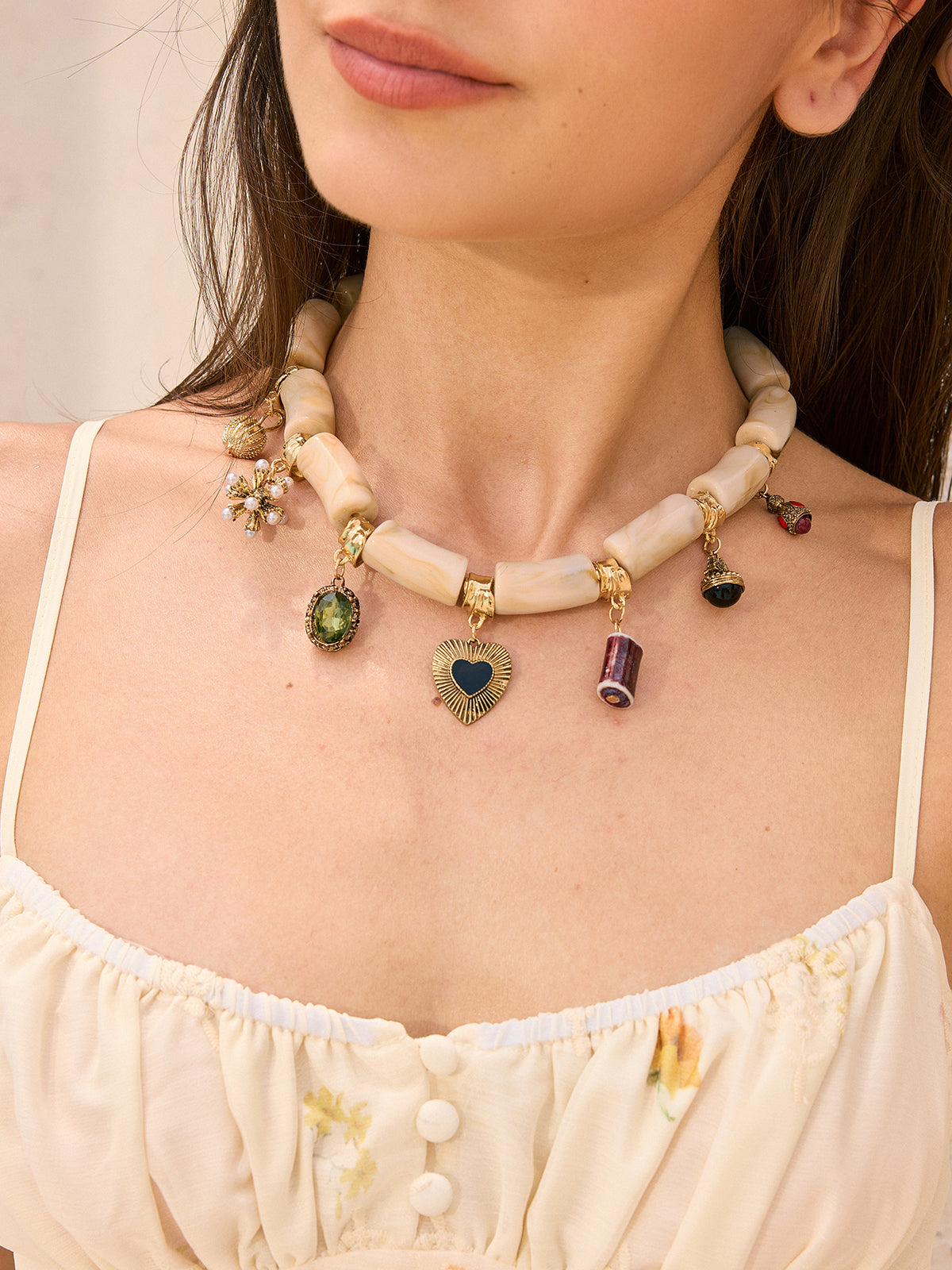 Collier perlé avec pendentif breloque