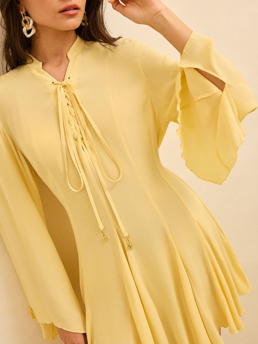 Robe évasée à manches et nouée sur le devant