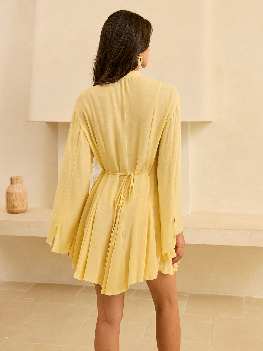 Robe évasée à manches et nouée sur le devant