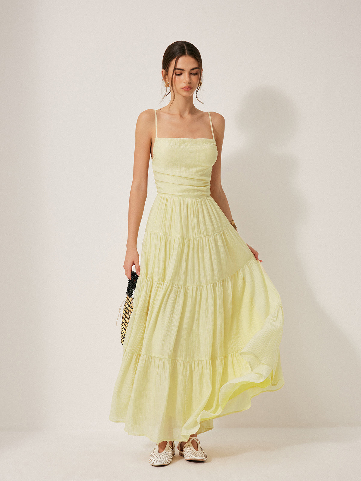 Robe camisole plissée dos nu à volants 