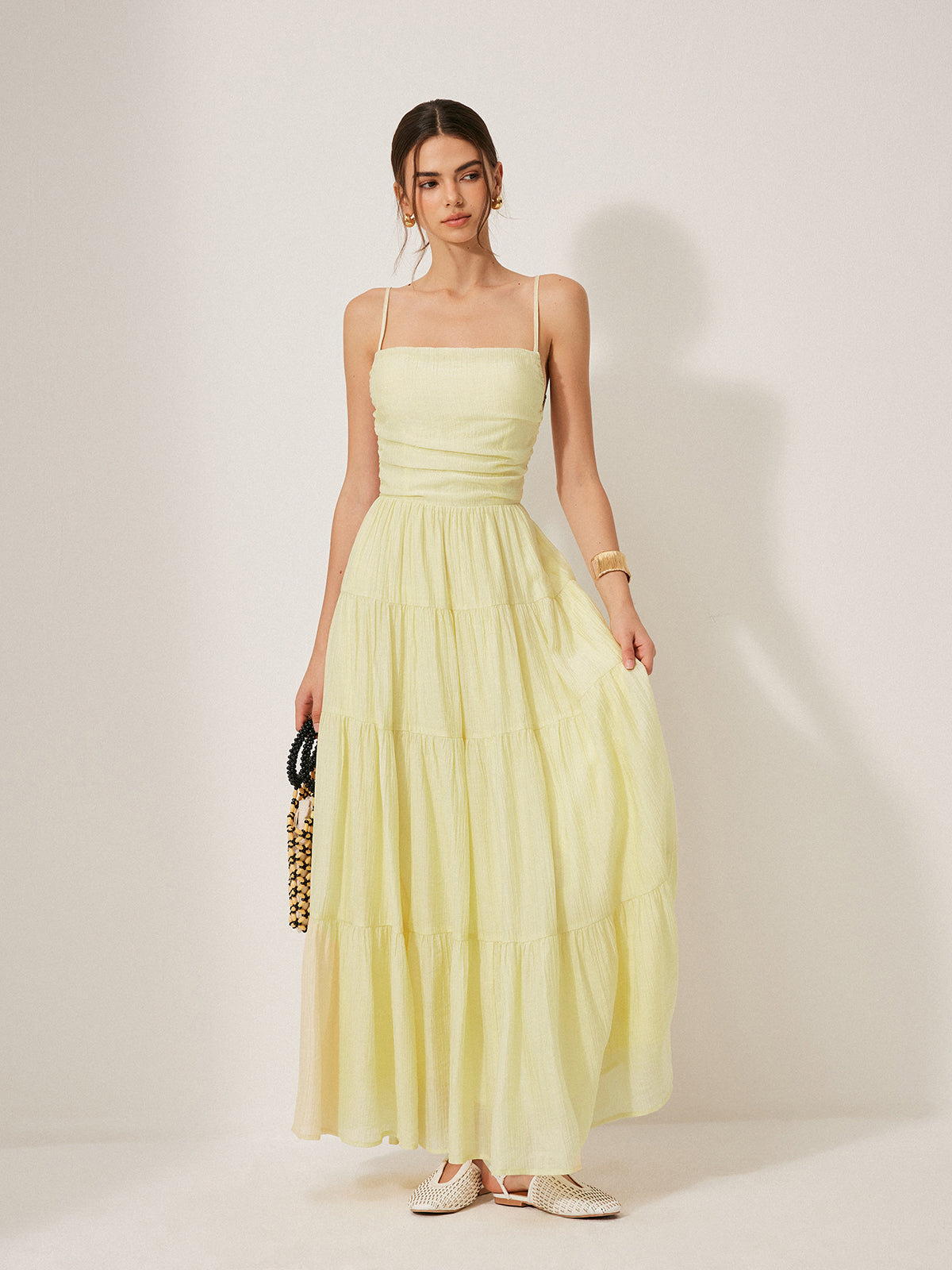 Robe camisole plissée dos nu à volants 