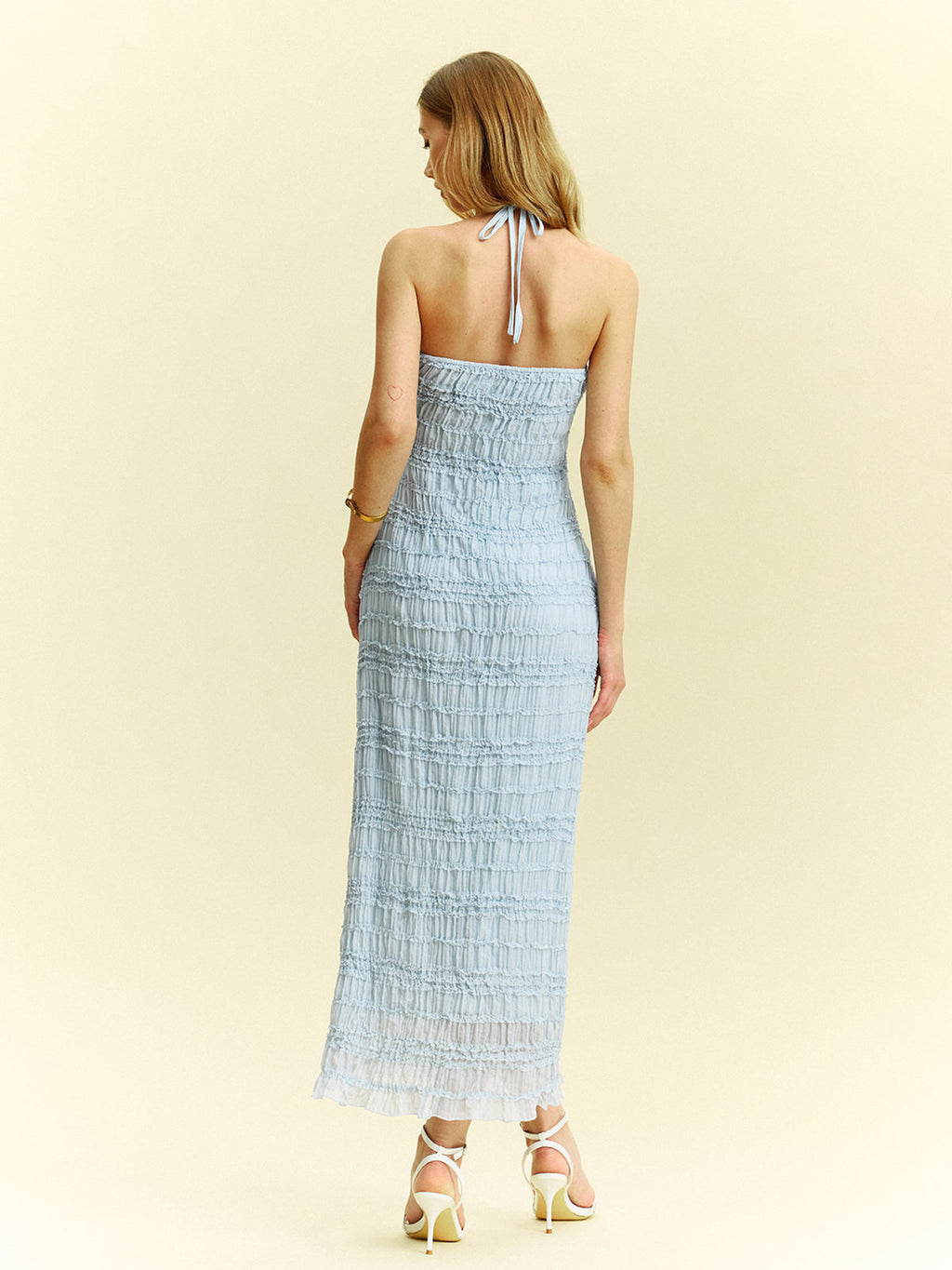 Robe longue en mousseline texturée à volants et col licou