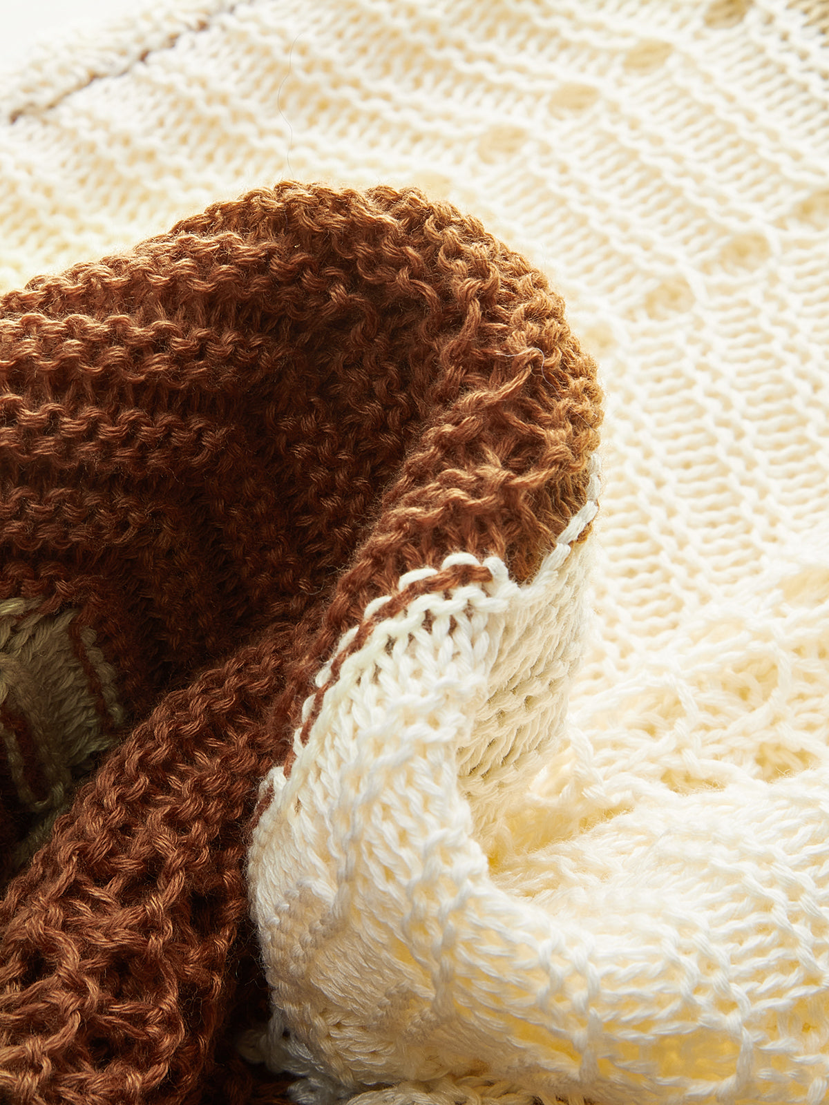 Halbtransparentes, gehäkeltes Maxikleid mit Kontraststreifen und Neckholder 