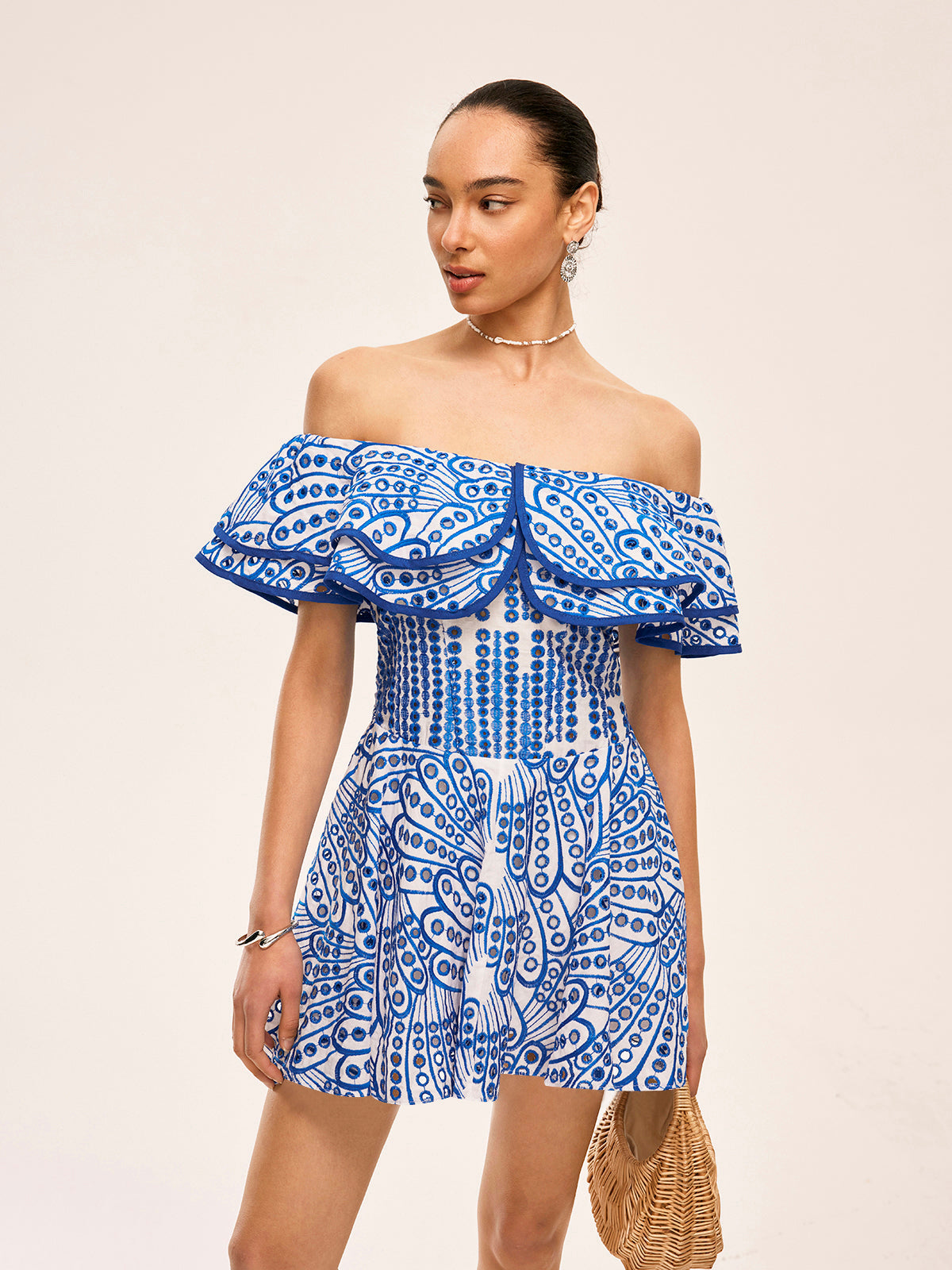 Robe semi-transparente à épaules dénudées et à volants 