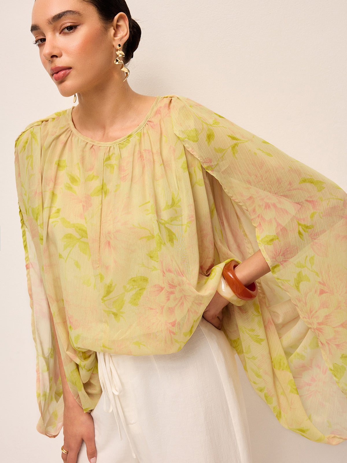 Halbtransparente Chiffon-Bluse mit Blumenmuster und Drapierärmeln