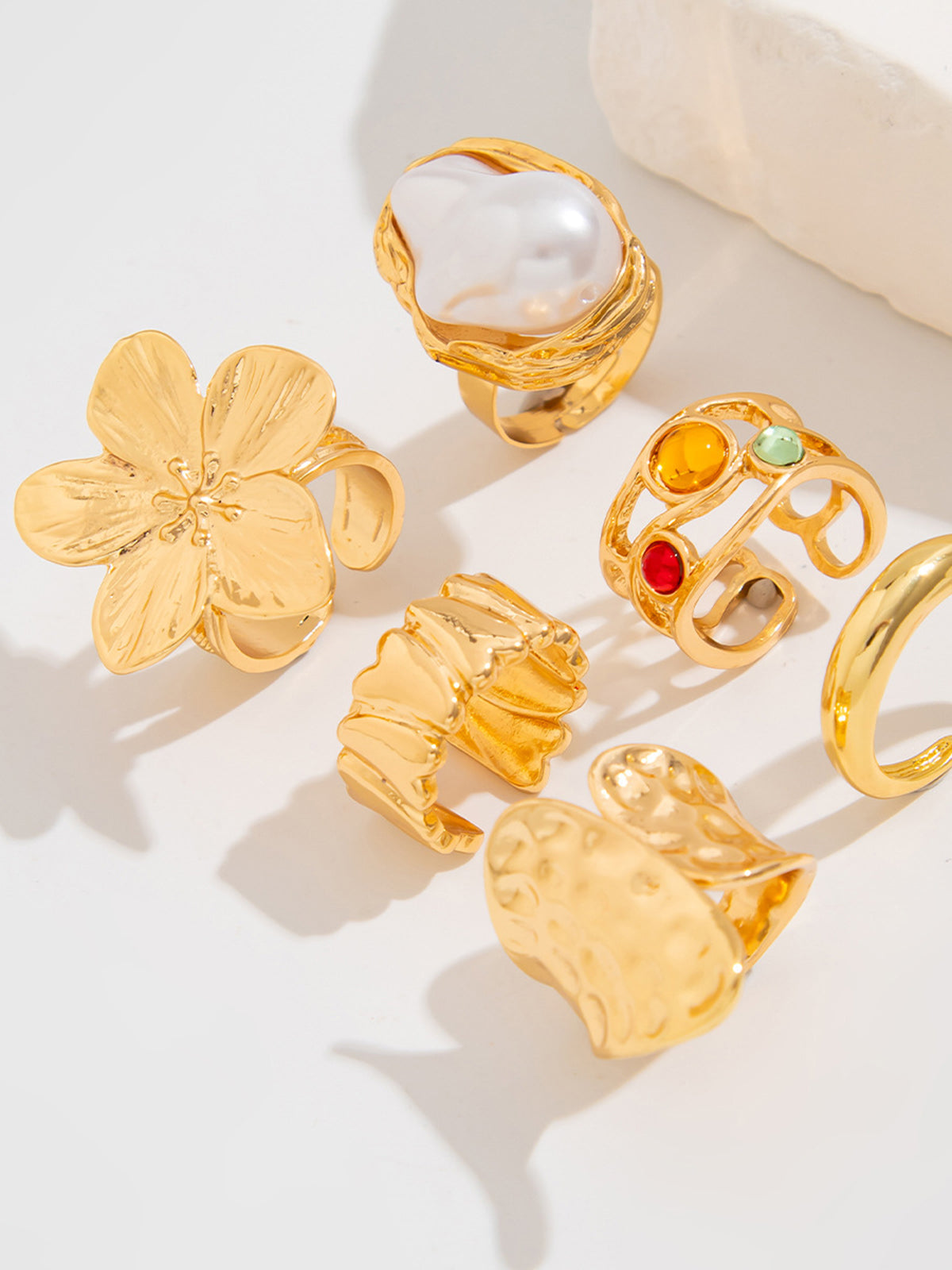 Ensemble de six bagues imposantes ornées de perles et de motifs floraux 