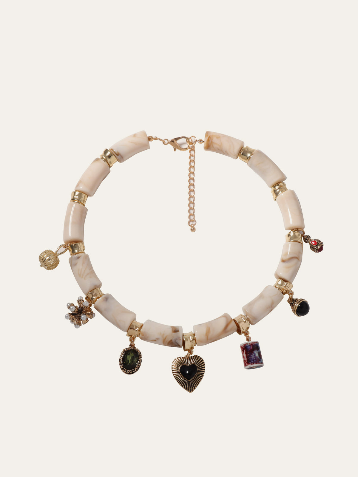 Collier perlé avec pendentif breloque