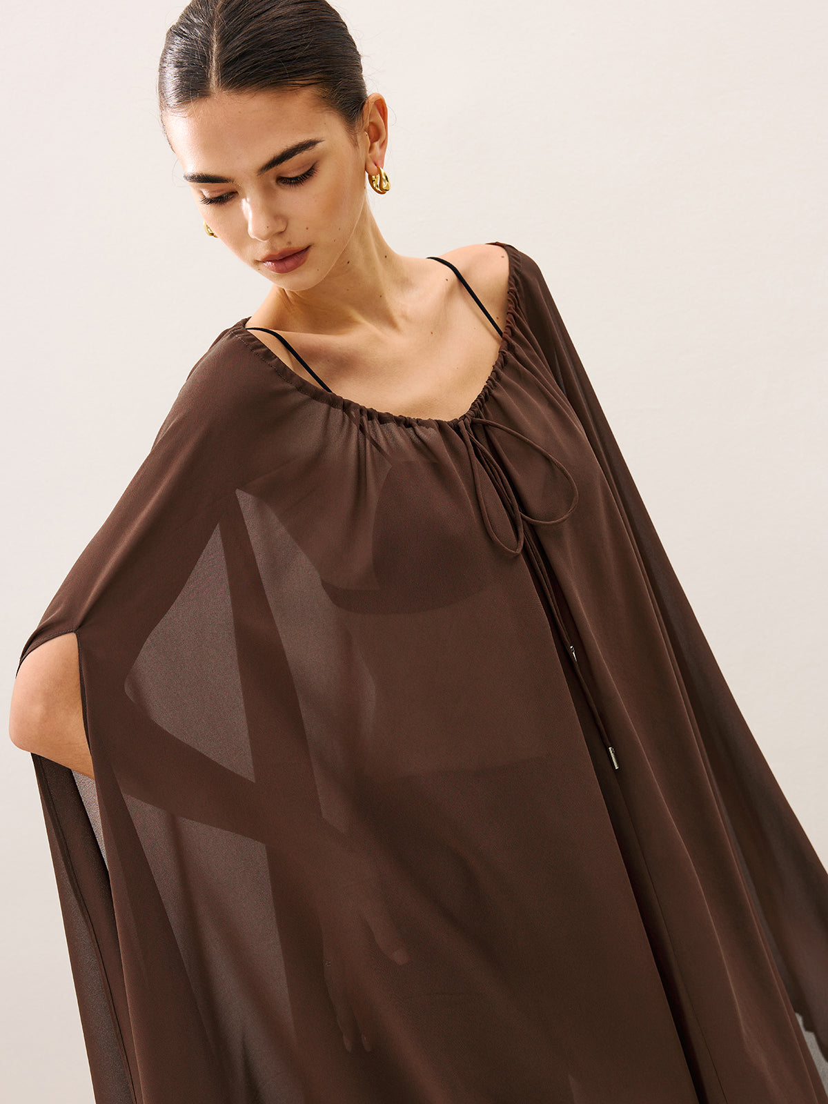 Chemisier en mousseline semi-transparente style cape avec nœud lavallière