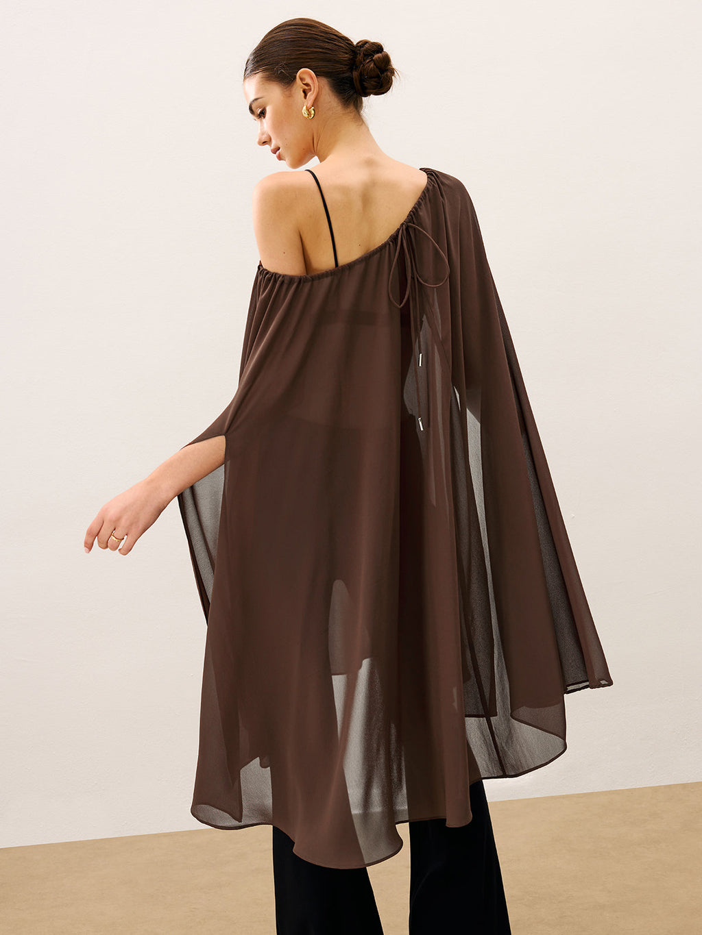 Chemisier en mousseline semi-transparente style cape avec nœud lavallière