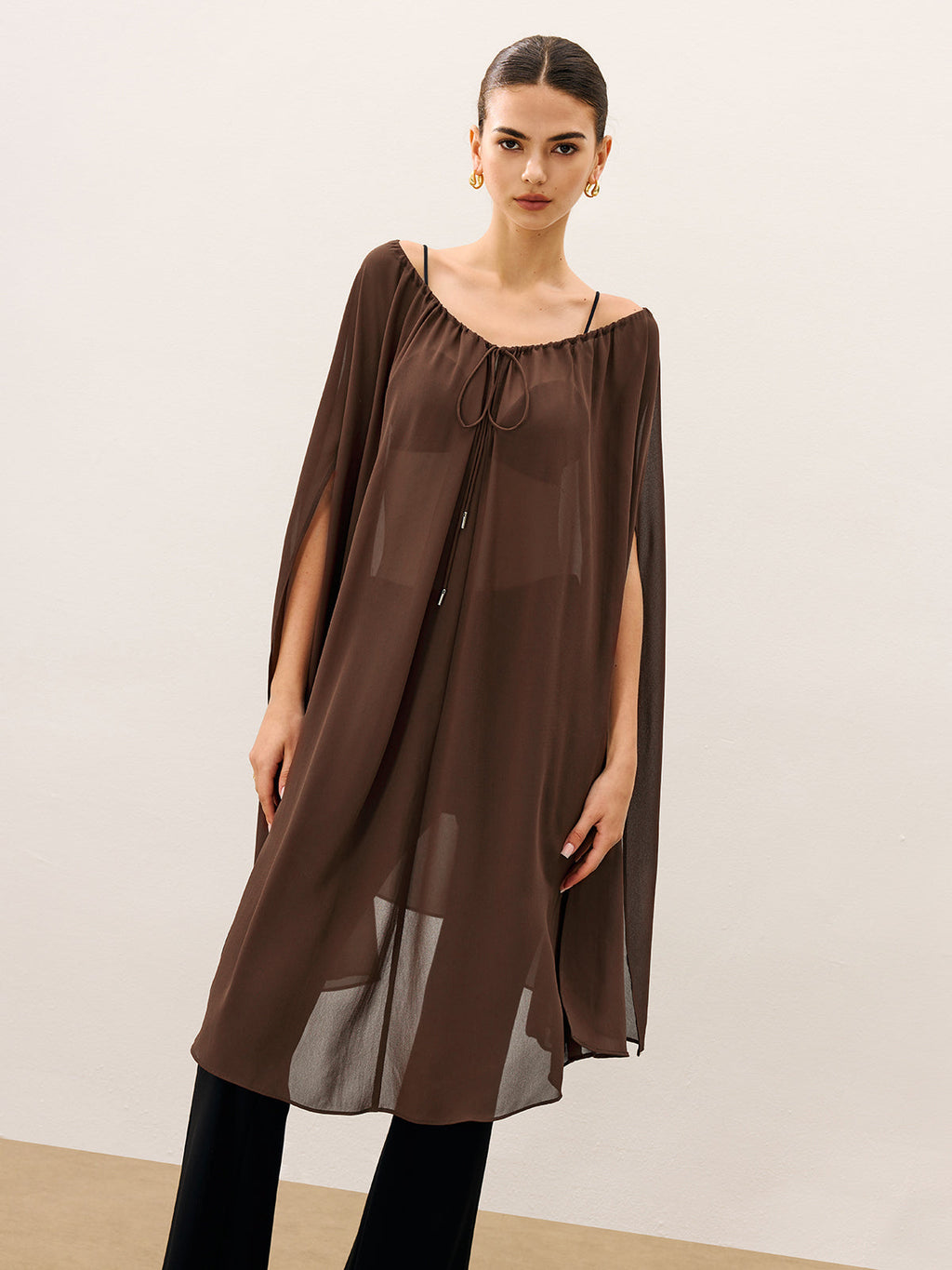 Chemisier en mousseline semi-transparente style cape avec nœud lavallière