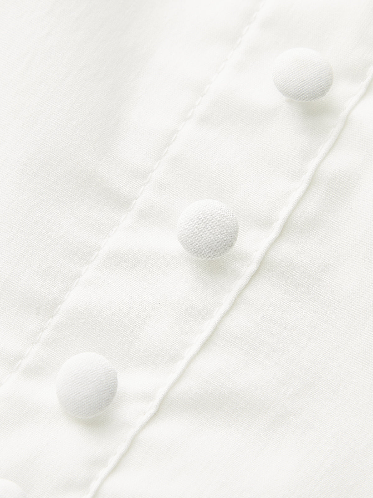 Robe courte brodée à fleurs avec boutons sur le devant 