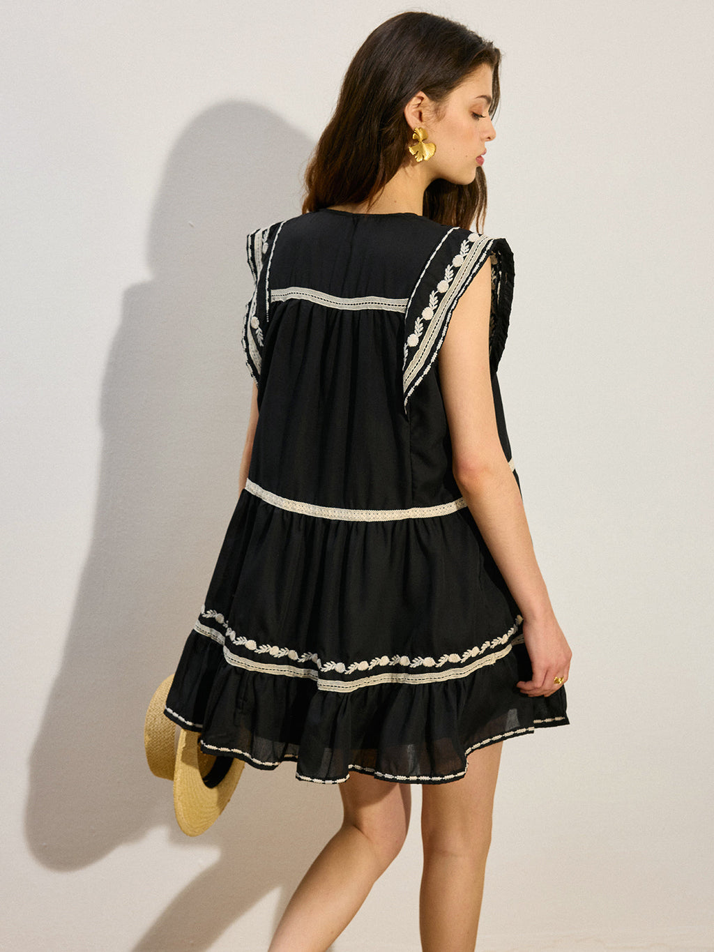 Besticktes Minikleid mit Rüschensaum