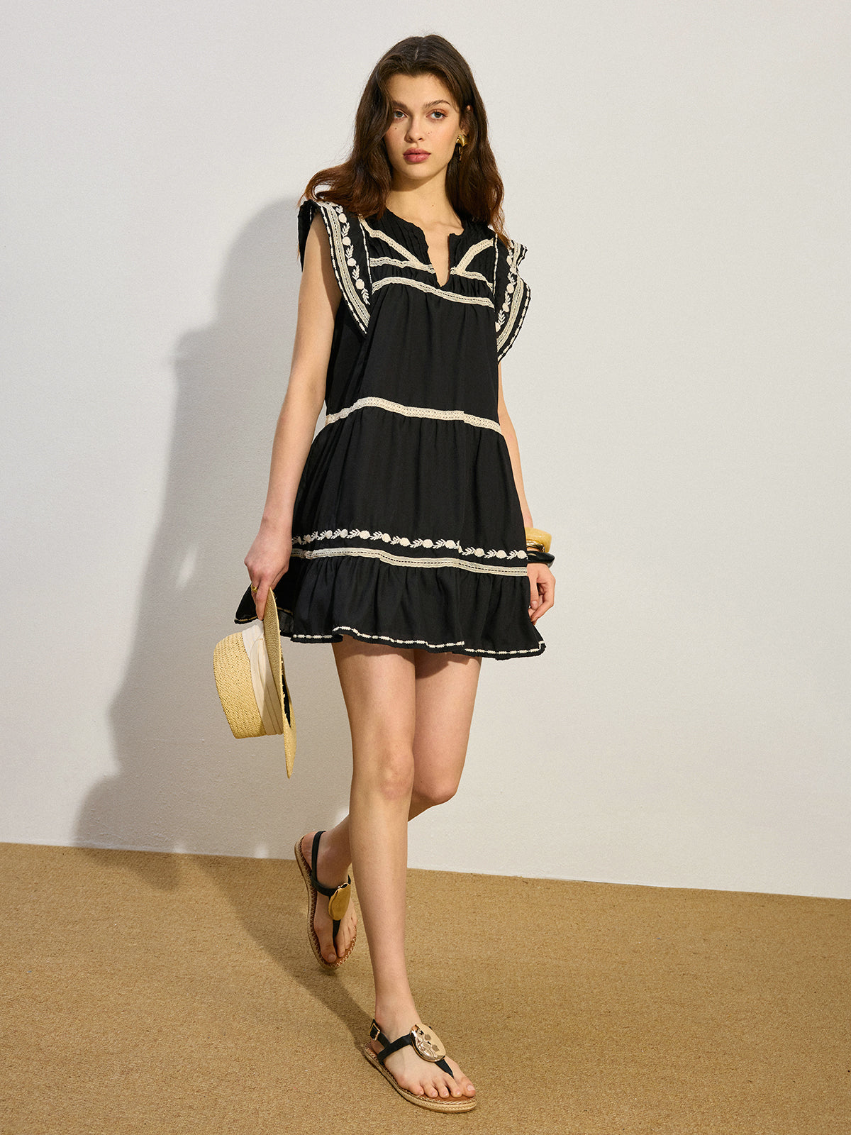 Robe courte brodée à ourlet volanté