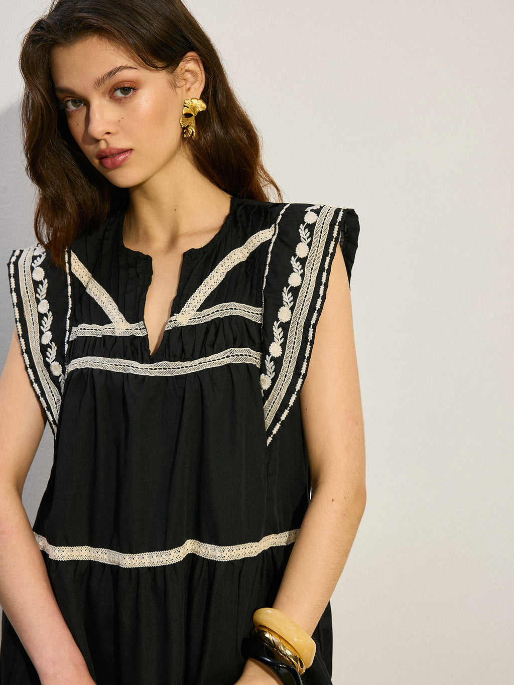 Besticktes Minikleid mit Rüschensaum