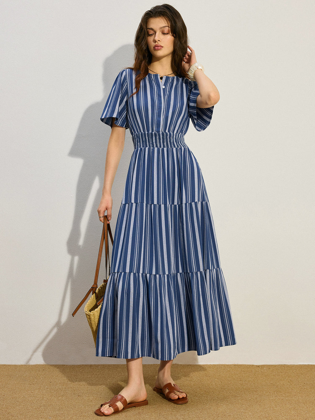 Robe longue étagée à taille smockée et rayures