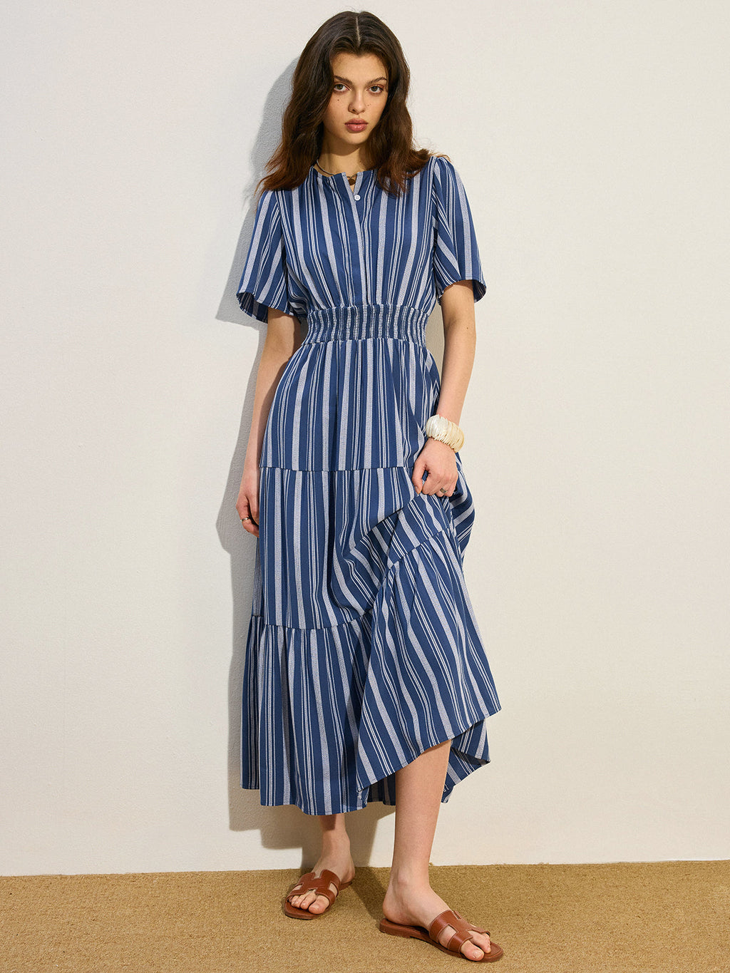 Robe longue étagée à taille smockée et rayures