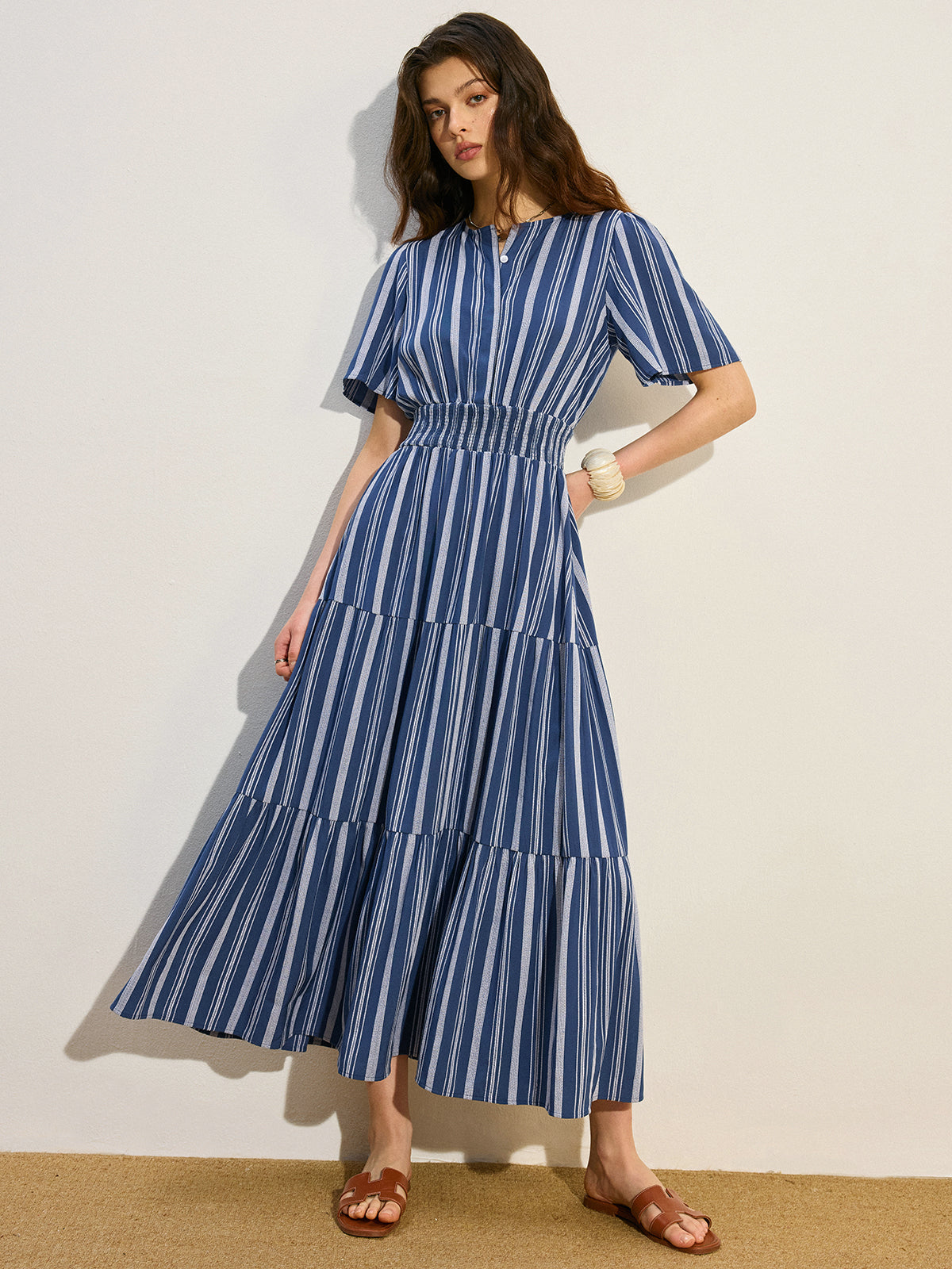 Robe longue étagée à taille smockée et rayures