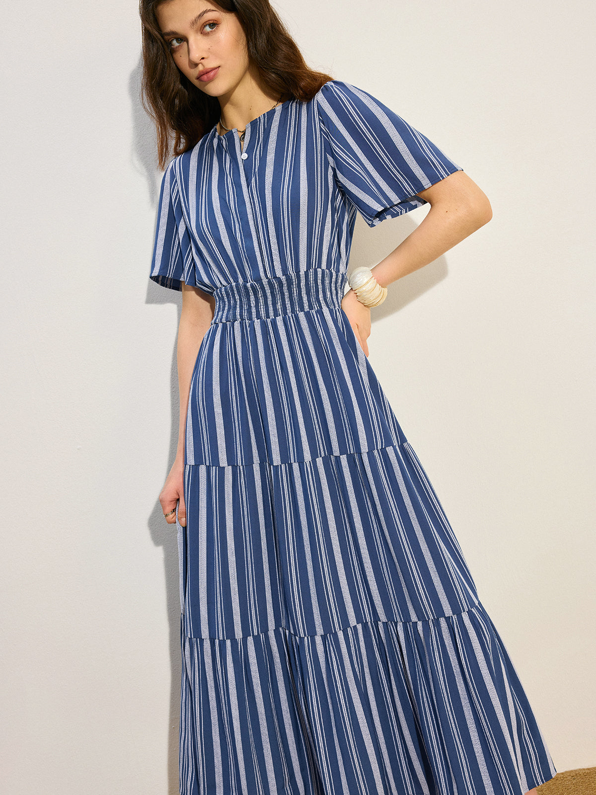 Robe longue étagée à taille smockée et rayures