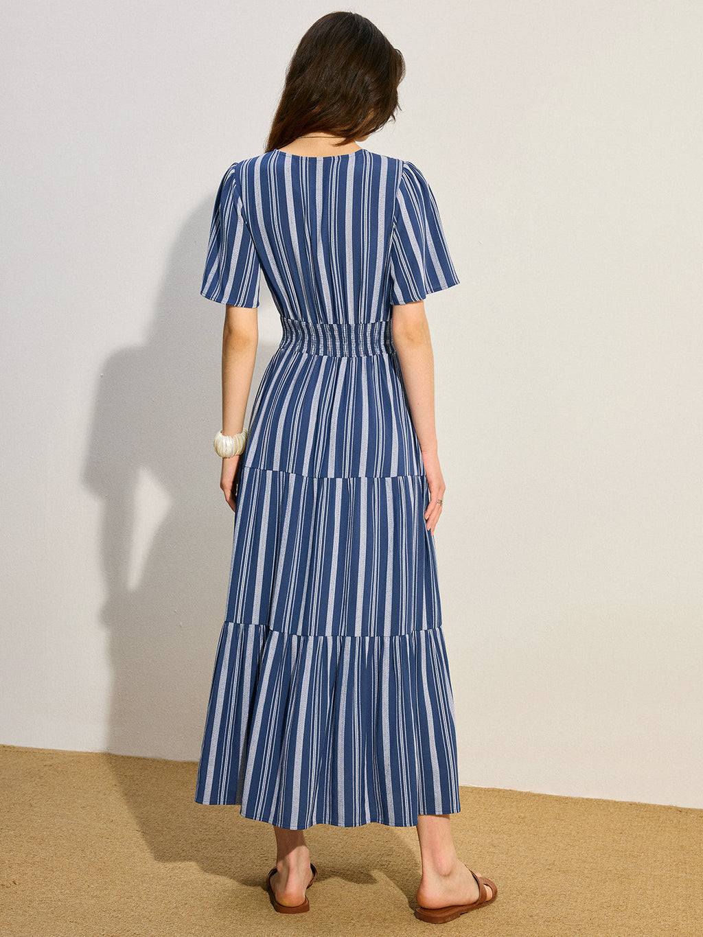 Robe longue étagée à taille smockée et rayures